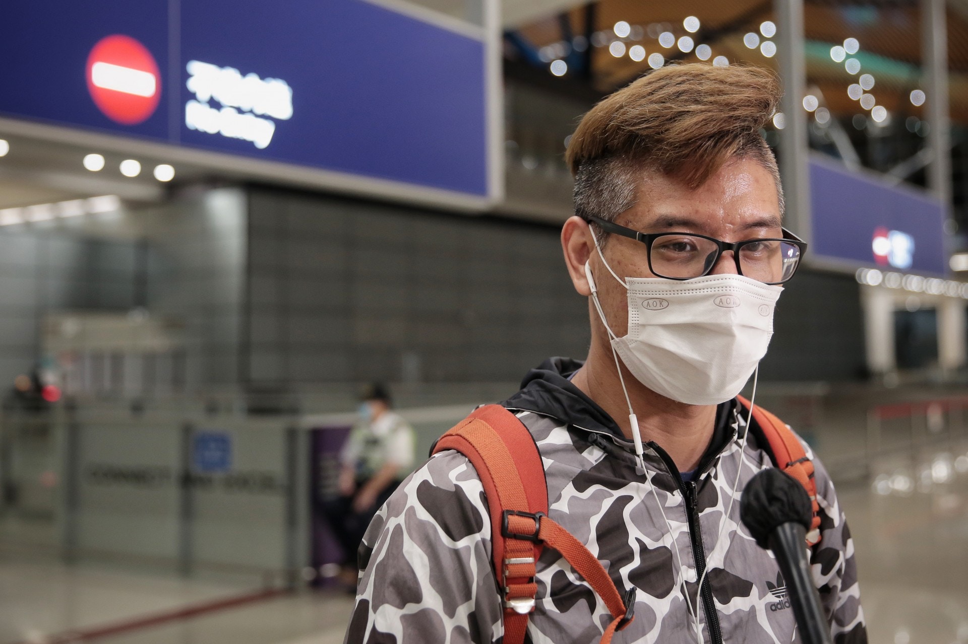 從事地盤工作的港人謝先生在凌晨約12時20分步出大堂，表示原以為從澳門來港不用接受強制檢疫，豈料突被通知需接受14日家居檢疫。（李澤彤攝）