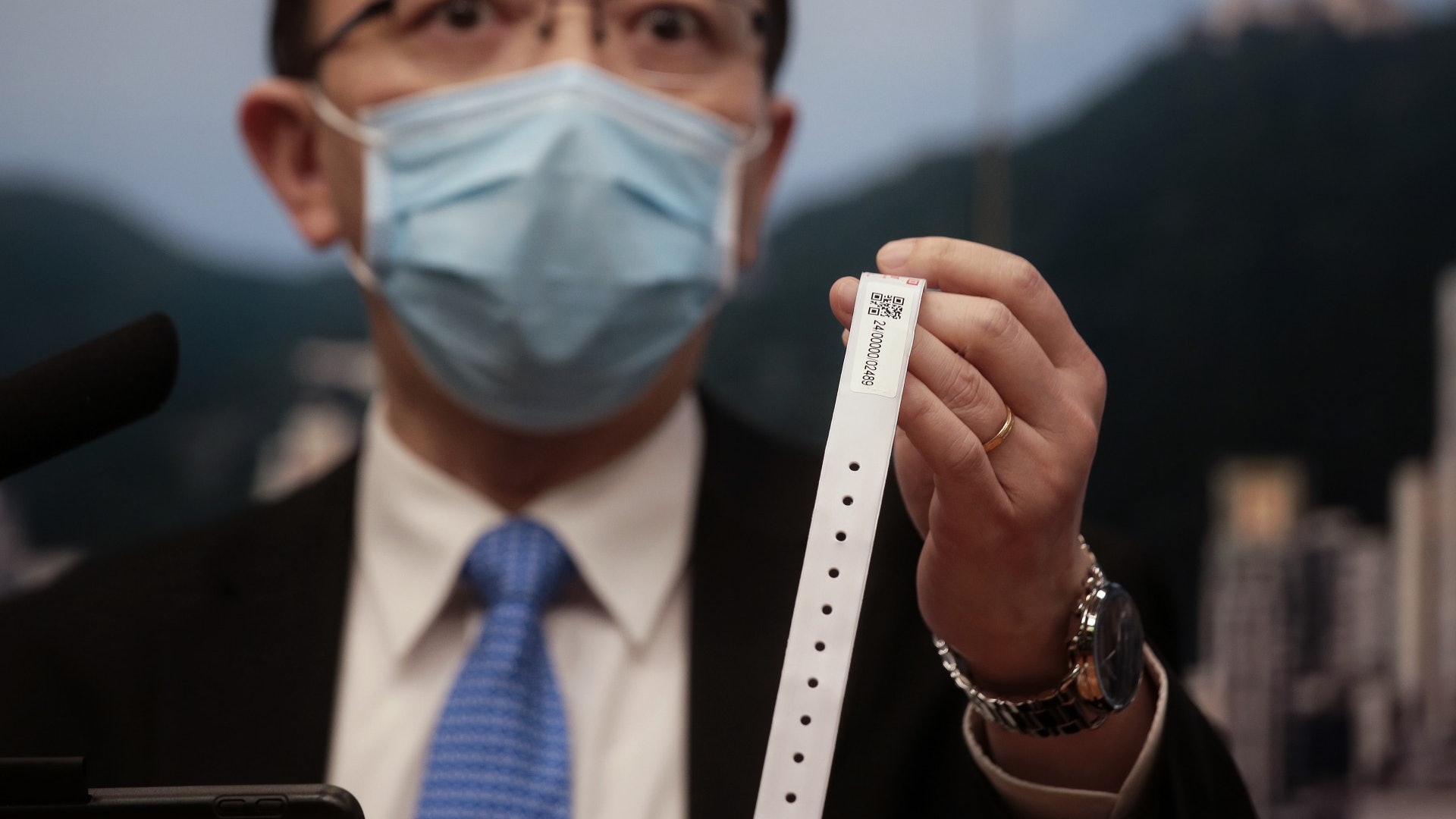 【新冠肺炎】歐美抵港者今起改配藍牙手環綁手機 檢疫人士難出街 【新冠肺炎】歐美抵港者今起改配藍牙手環綁手機 檢疫人士難出街