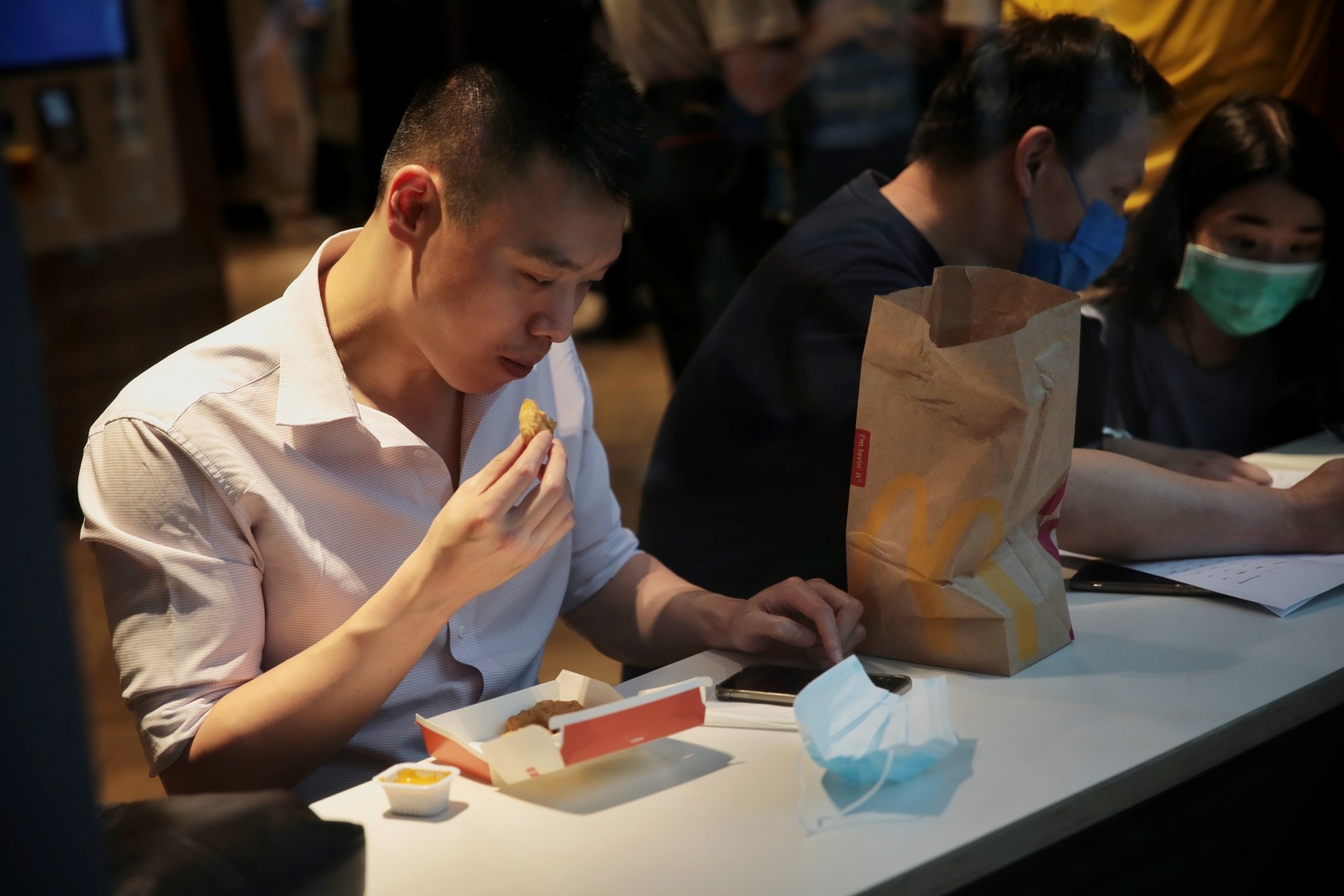 晚上6時後麥當勞大堂用餐服務暫停，只設外賣及麥麥送服務。（李澤彤攝）