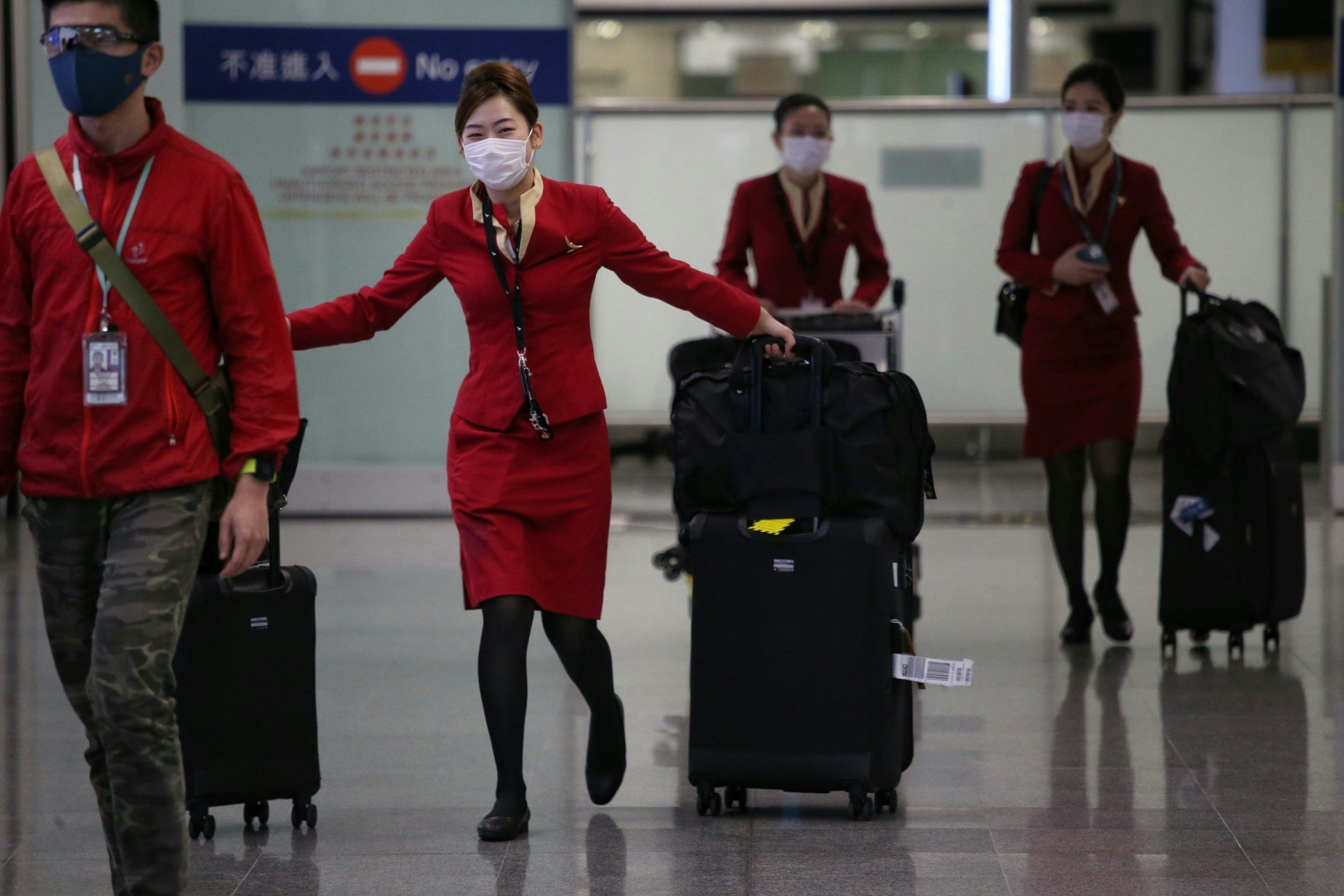 抵港的空姐及機師都戴上口罩。(梁鵬威攝) 抵港的空姐及機師都戴上口罩。(梁鵬威攝)