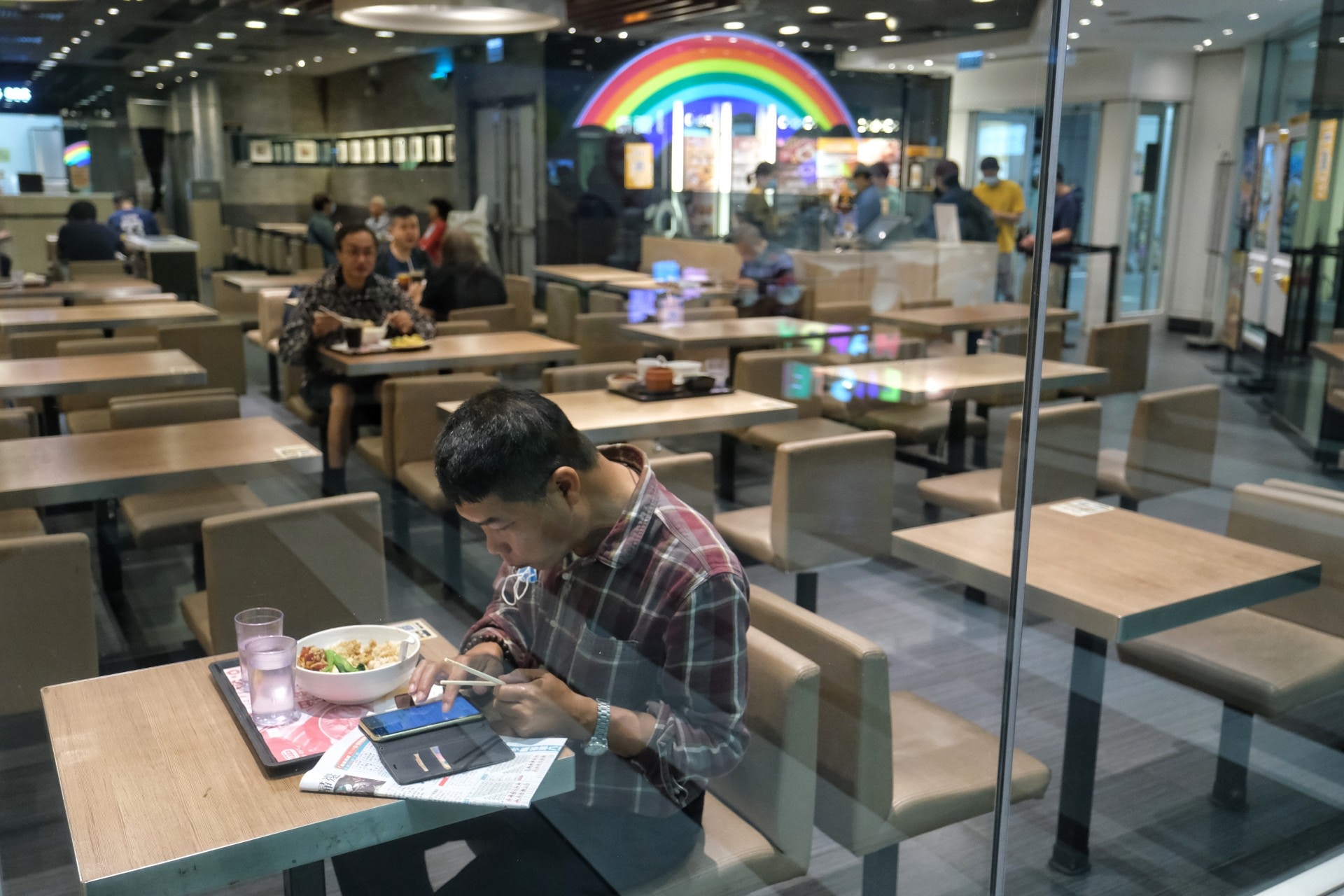 大家樂宣布，由本周五（27日）起，大家樂快餐各分店晚上6時半後暫停堂食。（羅君豪攝）