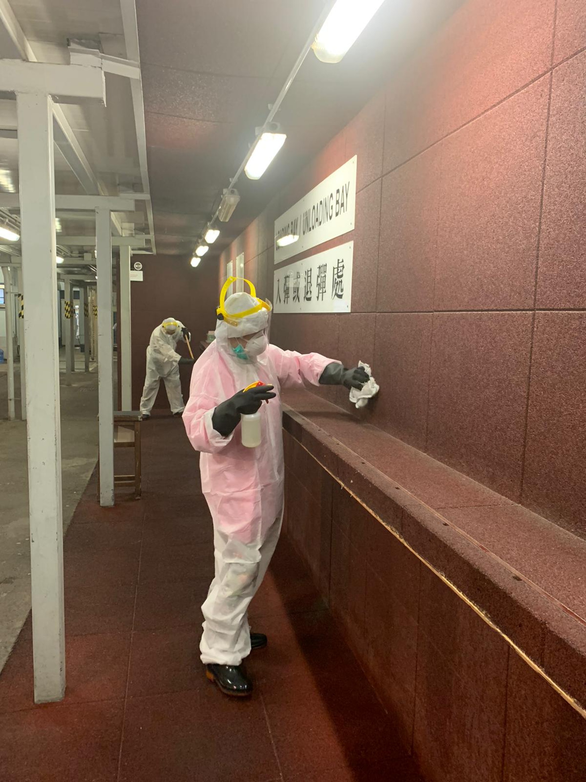 警方安排清潔人員徹底清潔及消毒相關深水埗警署設施。(香港警察fb) 警方安排清潔人員徹底清潔及消毒相關深水埗警署設施。(香港警察fb)