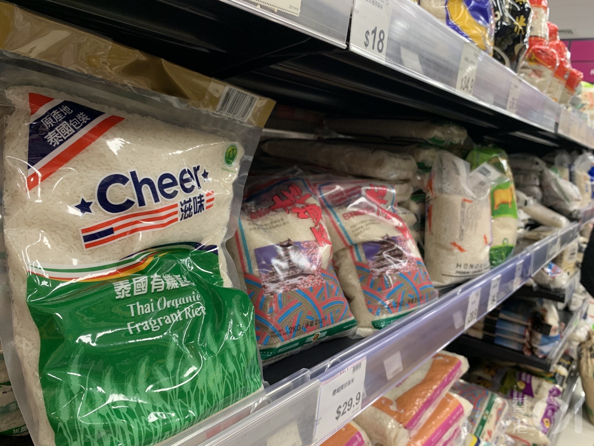 在香港,早前市民擔心新冠肺炎阻礙入口食米,紛紛到超市搶購,其後超市補貨。(資料圖片/勞敏儀攝) 在香港,早前市民擔心新冠肺炎阻礙入口食米,紛紛到超市搶購,其後超市補貨。(資料圖片/勞敏儀攝)