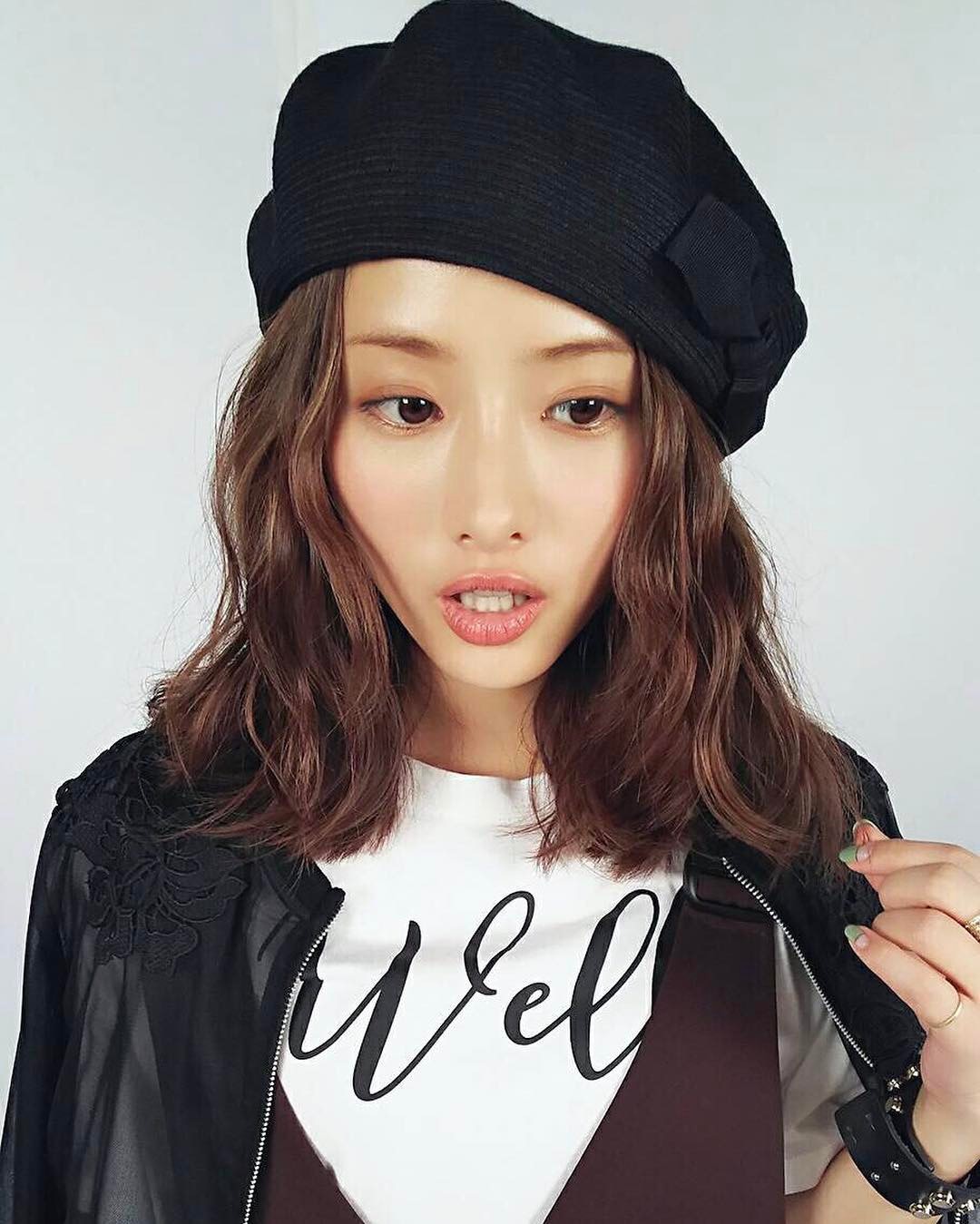 石原里美的眉毛不會特意畫太深色，勾勒出眉形就足夠了。(jimisugo@IG)