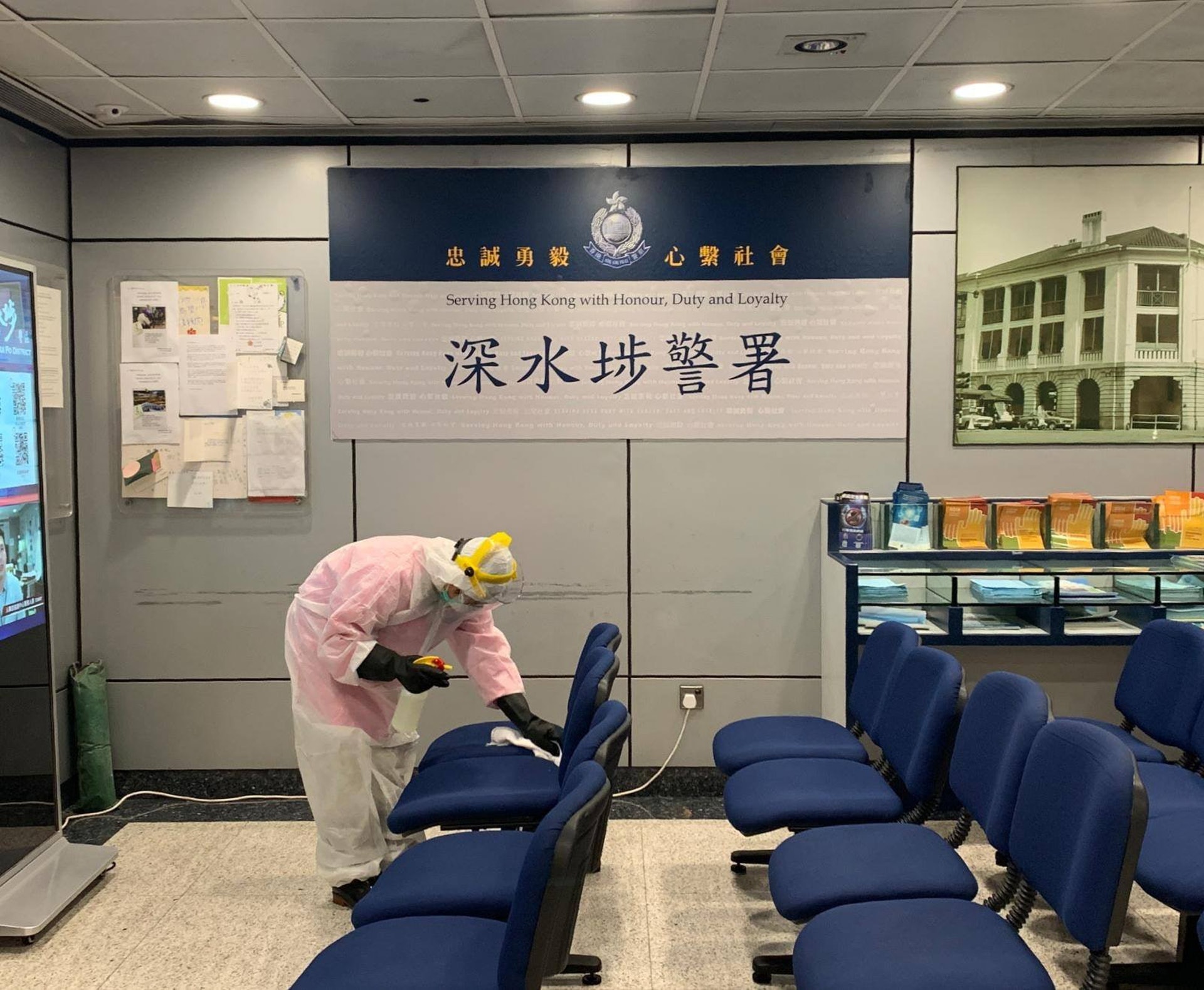 女警初步確診時,警署內有人進行清潔及消毒設施工作。(香港警察fb圖片) 女警初步確診時,警署內有人進行清潔及消毒設施工作。(香港警察fb圖片)