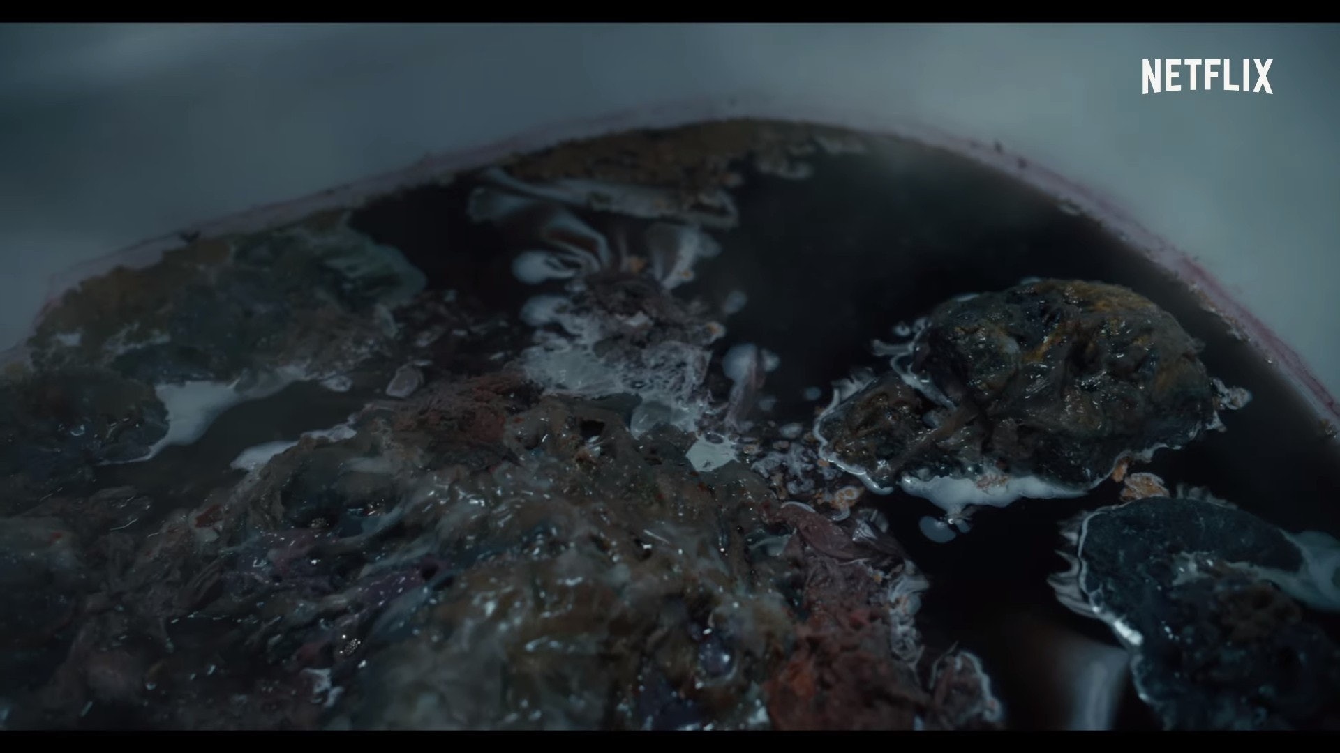 劇中的受害人的死法都各有蹊蹺,更有令毛骨悚然的「王水溶屍」,畫面尺度非常大。(影片截圖)