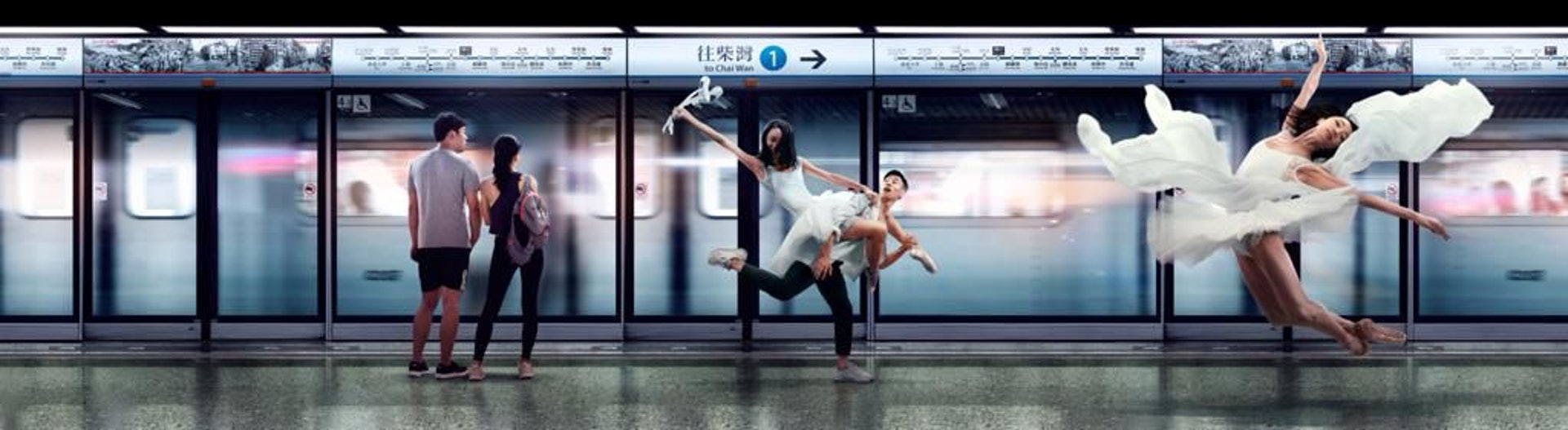作品捕捉了香港芭蕾舞團團員的舞姿,記錄他們與灣仔不同街道和行人互動。(香港鐵路公司圖片) 作品捕捉了香港芭蕾舞團團員的舞姿,記錄他們與灣仔不同街道和行人互動。(香港鐵路公司圖片)