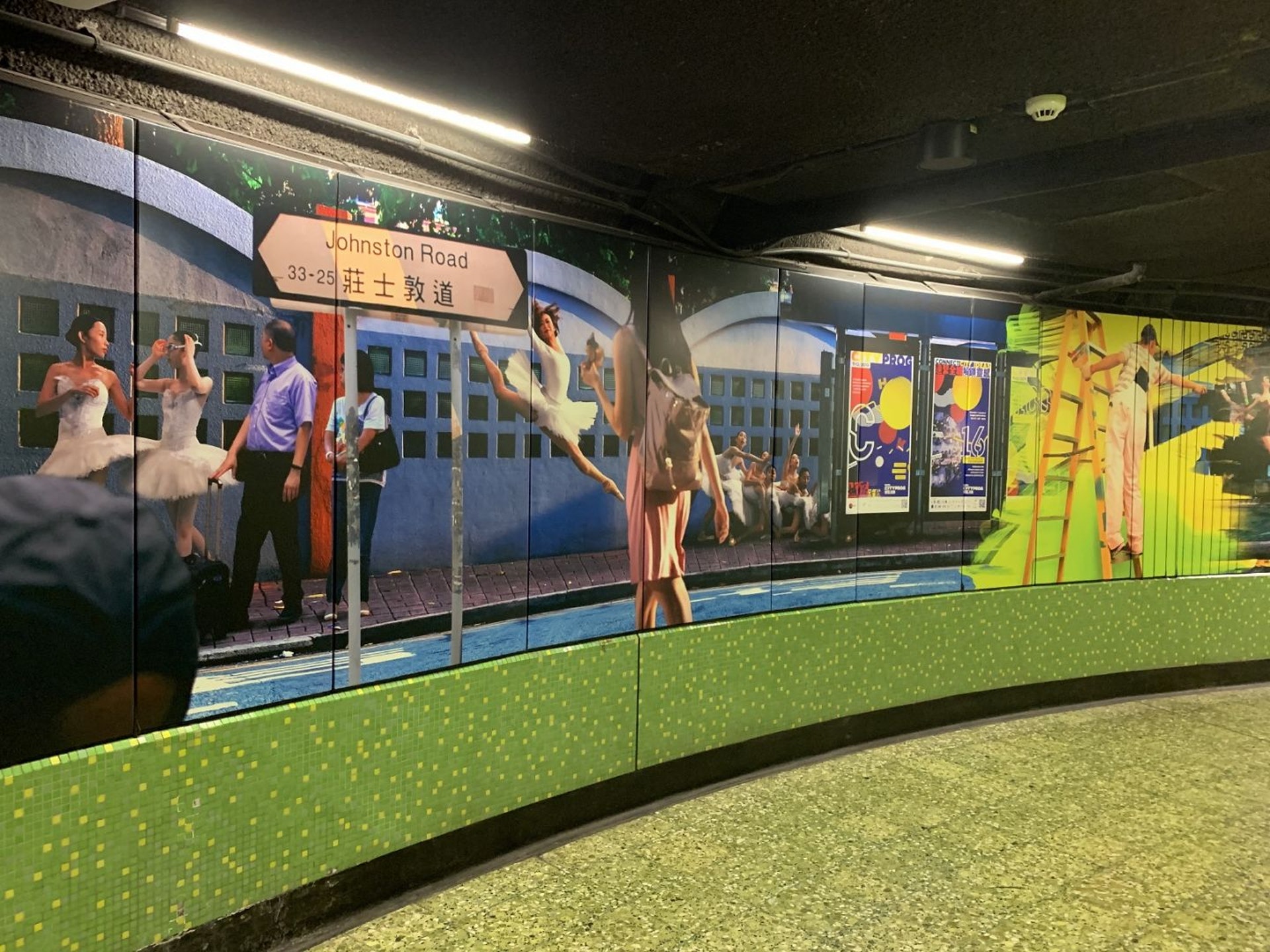 作品捕捉了香港芭蕾舞團團員的舞姿,記錄他們與灣仔不同街道和行人互動。(香港鐵路公司圖片) 作品捕捉了香港芭蕾舞團團員的舞姿,記錄他們與灣仔不同街道和行人互動。(香港鐵路公司圖片)