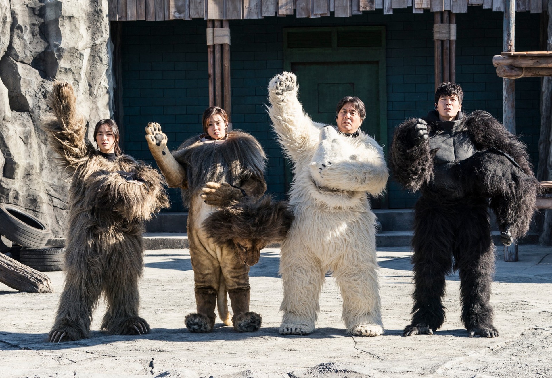 韓國電影《獸頭救兵》中,人扮動物是因為要助動物園度過難關。(電影劇照) 韓國電影《獸頭救兵》中,人扮動物是因為要助動物園度過難關。(電影劇照)