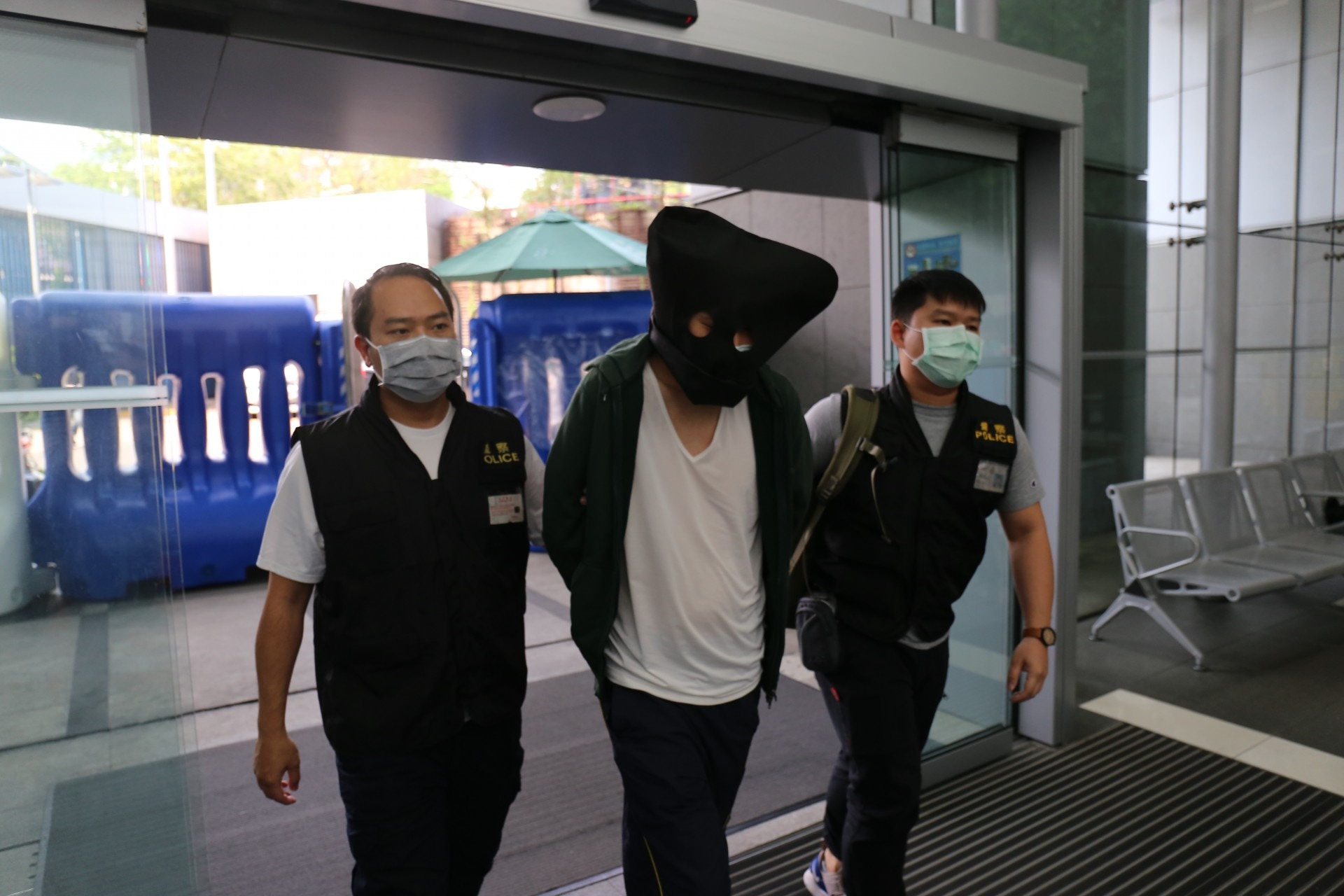 港鐵葵芳站職員被針筒拮頸　3男女被捕　警﹕Tg群組宣揚滋擾職員