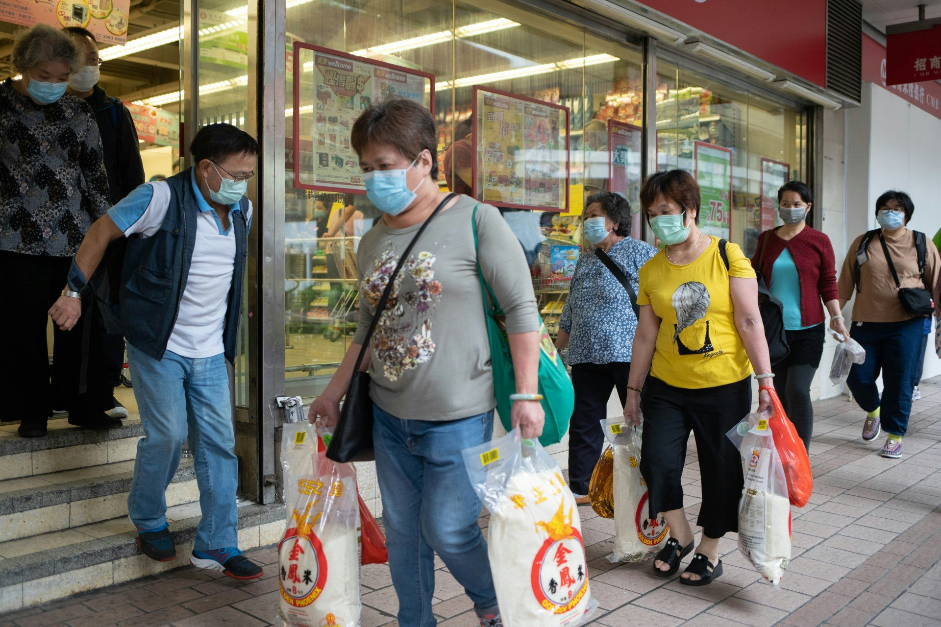 在沙田好運中心百佳超市,不少市民購米。(廖雁雄攝) 在沙田好運中心百佳超市,不少市民購米。(廖雁雄攝)