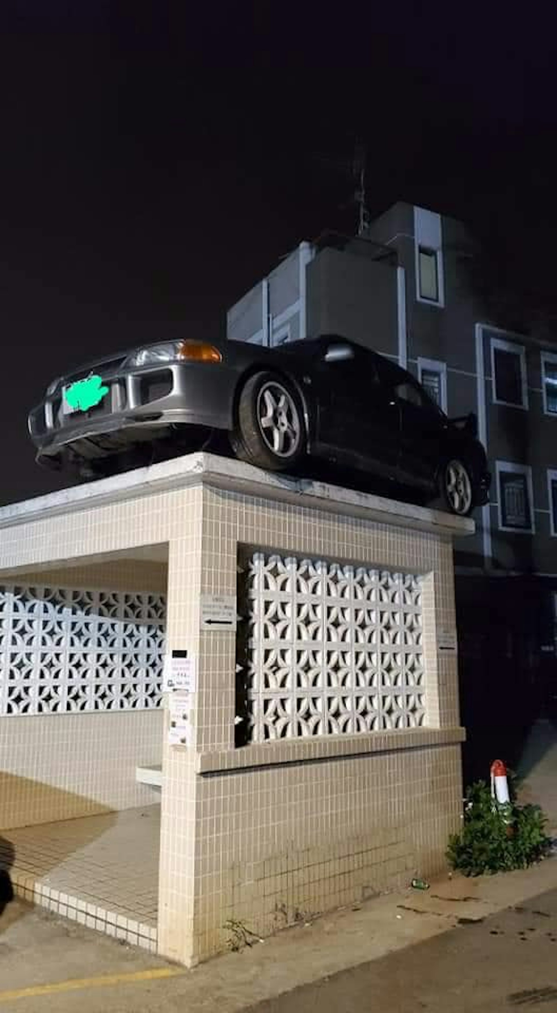 河背村奇景 私家車被放置涼亭頂疑違泊阻路遭報復 河背村奇景 私家車被放置涼亭頂疑違泊阻路遭報復