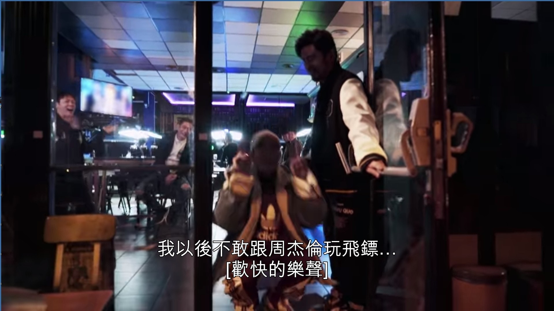 蕭敬騰因為在掟飛鏢比賽輸了,而要一邊兔仔跳跳出門口,一邊說:「我以後不敢跟周杰倫玩飛鏢。」(Netflix《周遊記》截圖) 蕭敬騰因為在掟飛鏢比賽輸了,而要一邊兔仔跳跳出門口,一邊說:「我以後不敢跟周杰倫玩飛鏢。」(Netflix《周遊記》截圖)