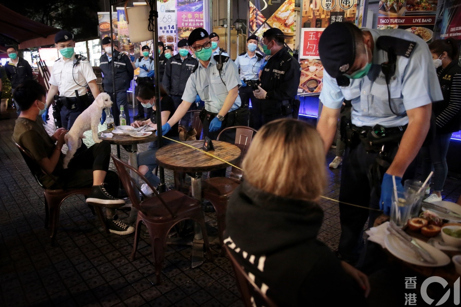 警員巡查食肆期間,拉尺量度店內枱距是否符合不少於1.5米的規定。(李澤彤攝) 警員巡查食肆期間,拉尺量度店內枱距是否符合不少於1.5米的規定。(李澤彤攝)