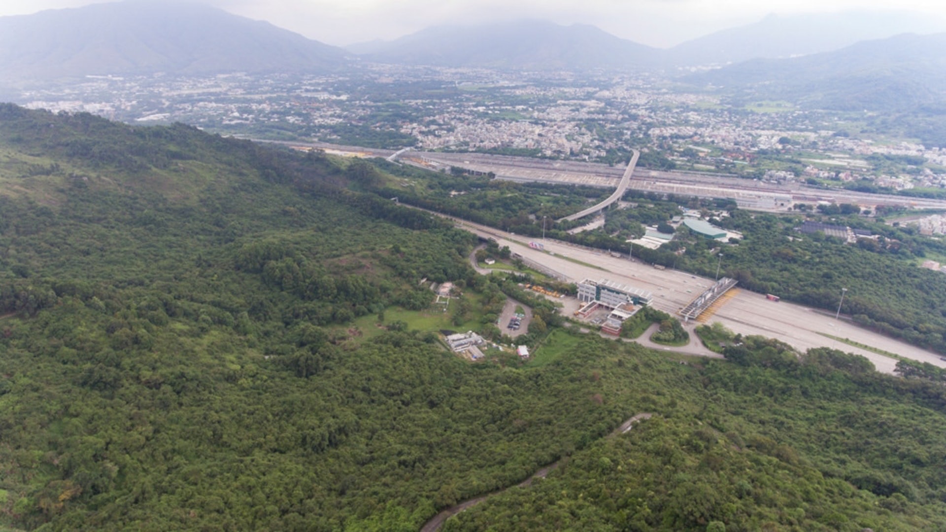 上屆政府邀請房協研究發展郊野公園邊陲地帶,其中一個選址是大欖隧道收費廣場以西。(資料圖片) 上屆政府邀請房協研究發展郊野公園邊陲地帶,其中一個選址是大欖隧道收費廣場以西。(資料圖片)