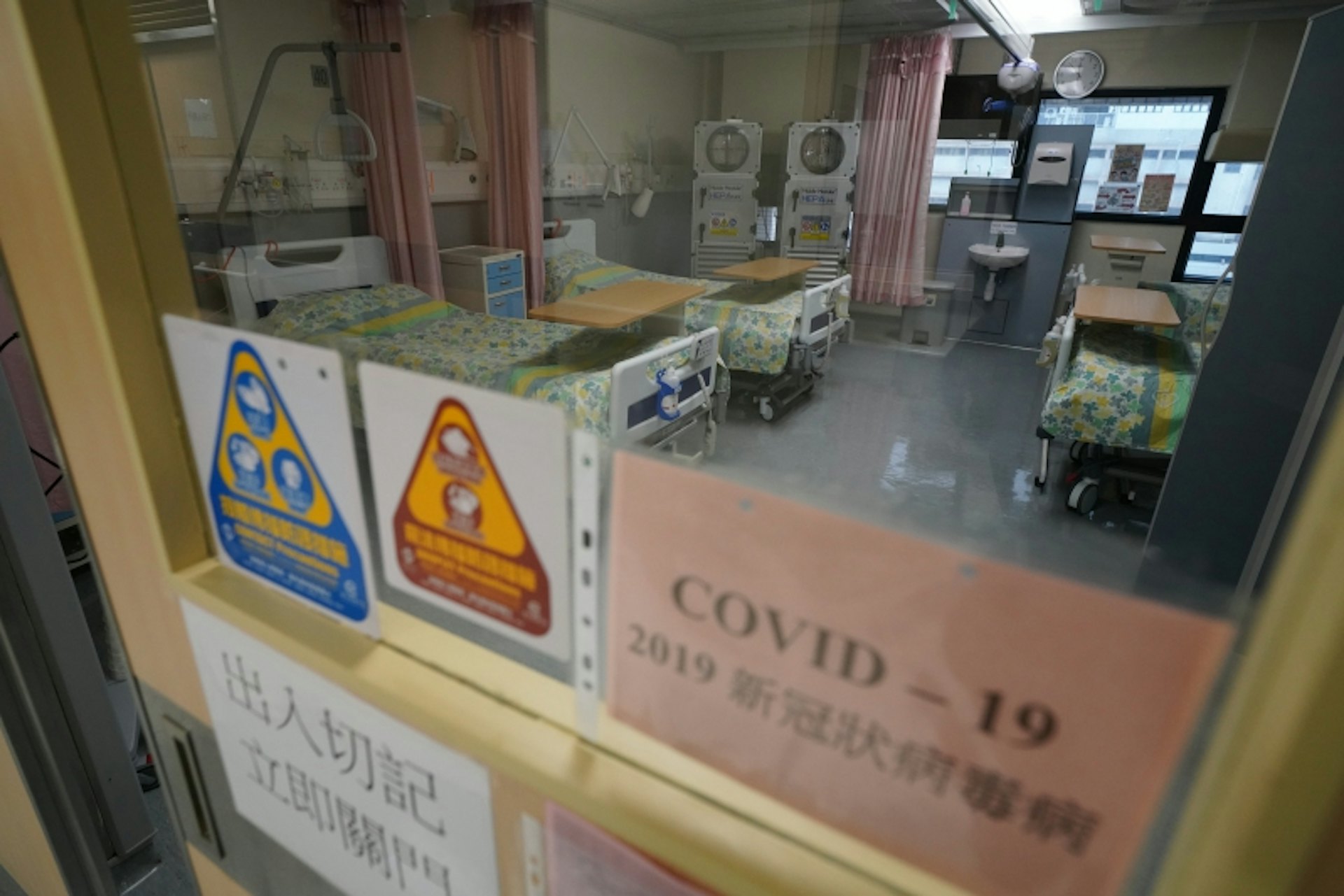 「第二線隔離病房」設計並非獨立式,設有較多病床,供病情較穩定的病人入住。圖為東區醫院的二線隔離病房。(高仲明攝) 「第二線隔離病房」設計並非獨立式,設有較多病床,供病情較穩定的病人入住。圖為東區醫院的二線隔離病房。(高仲明攝)