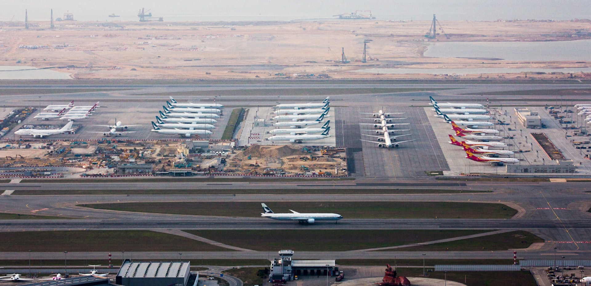 3月15日,受疫情影響,全球航班大減,多架飛機停泊在赤鱲角機場的停機坪。(余俊亮攝) 3月15日,受疫情影響,全球航班大減,多架飛機停泊在赤鱲角機場的停機坪。(余俊亮攝)