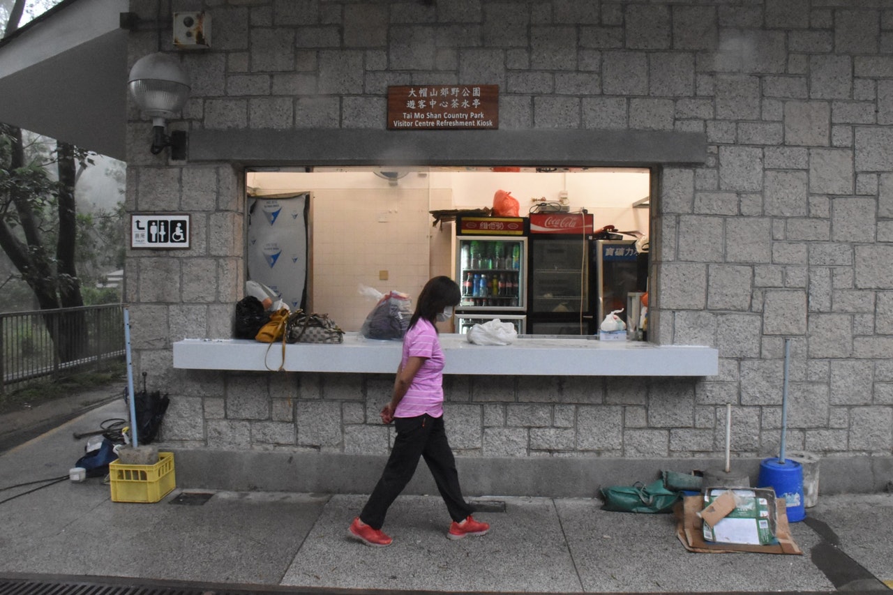 連姐現在經營大帽山郊野公園遊客中心茶水亭,但她將會在4月1日搬回扶輪公園的舊舖。(顏銘輝攝/資料圖片) 連姐現在經營大帽山郊野公園遊客中心茶水亭,但她將會在4月1日搬回扶輪公園的舊舖。(顏銘輝攝/資料圖片)