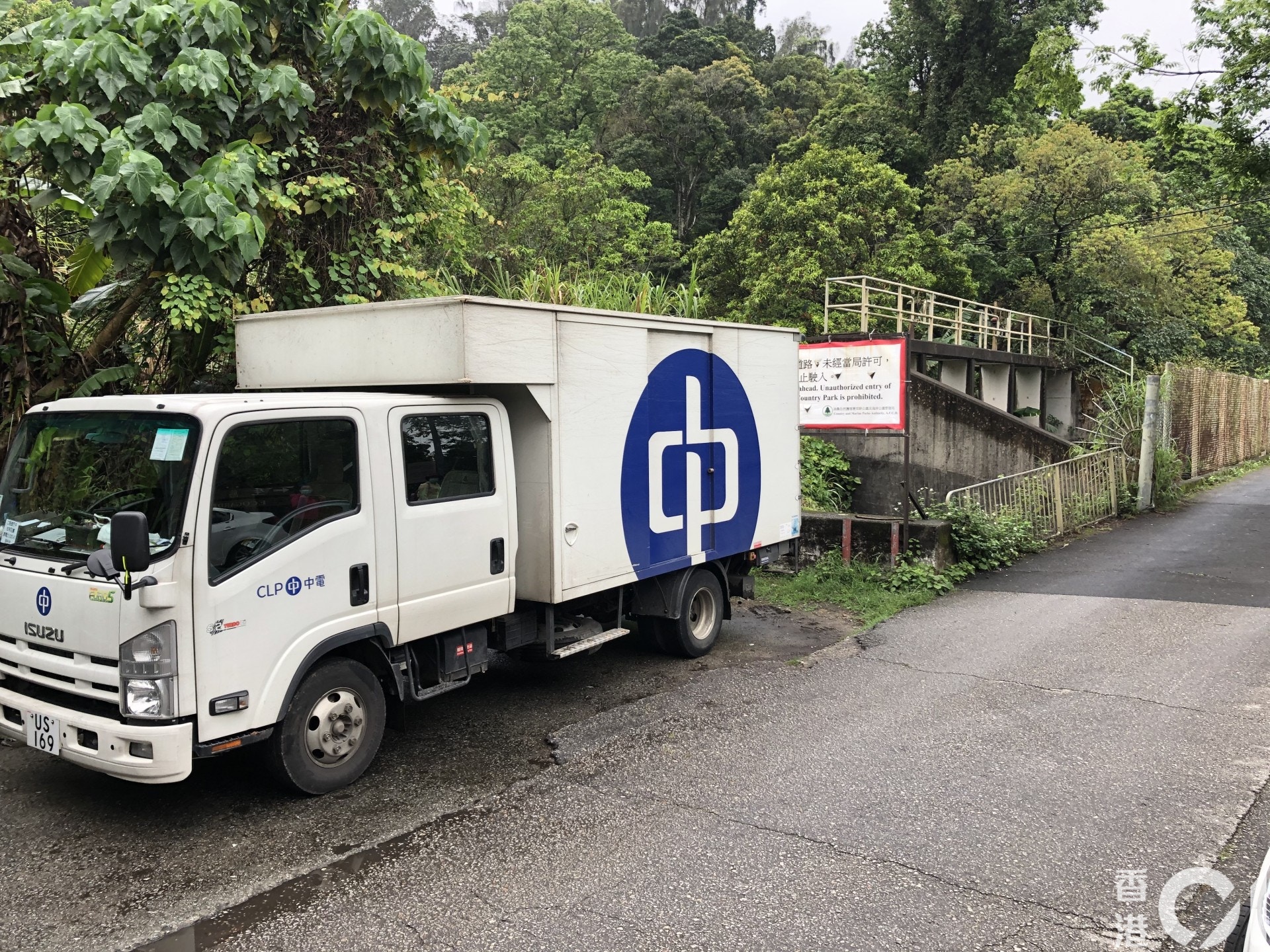 【解放軍直升機失事】4月1日早上11時許，有中電工程車及工程人員到場。（鄧栢良攝）