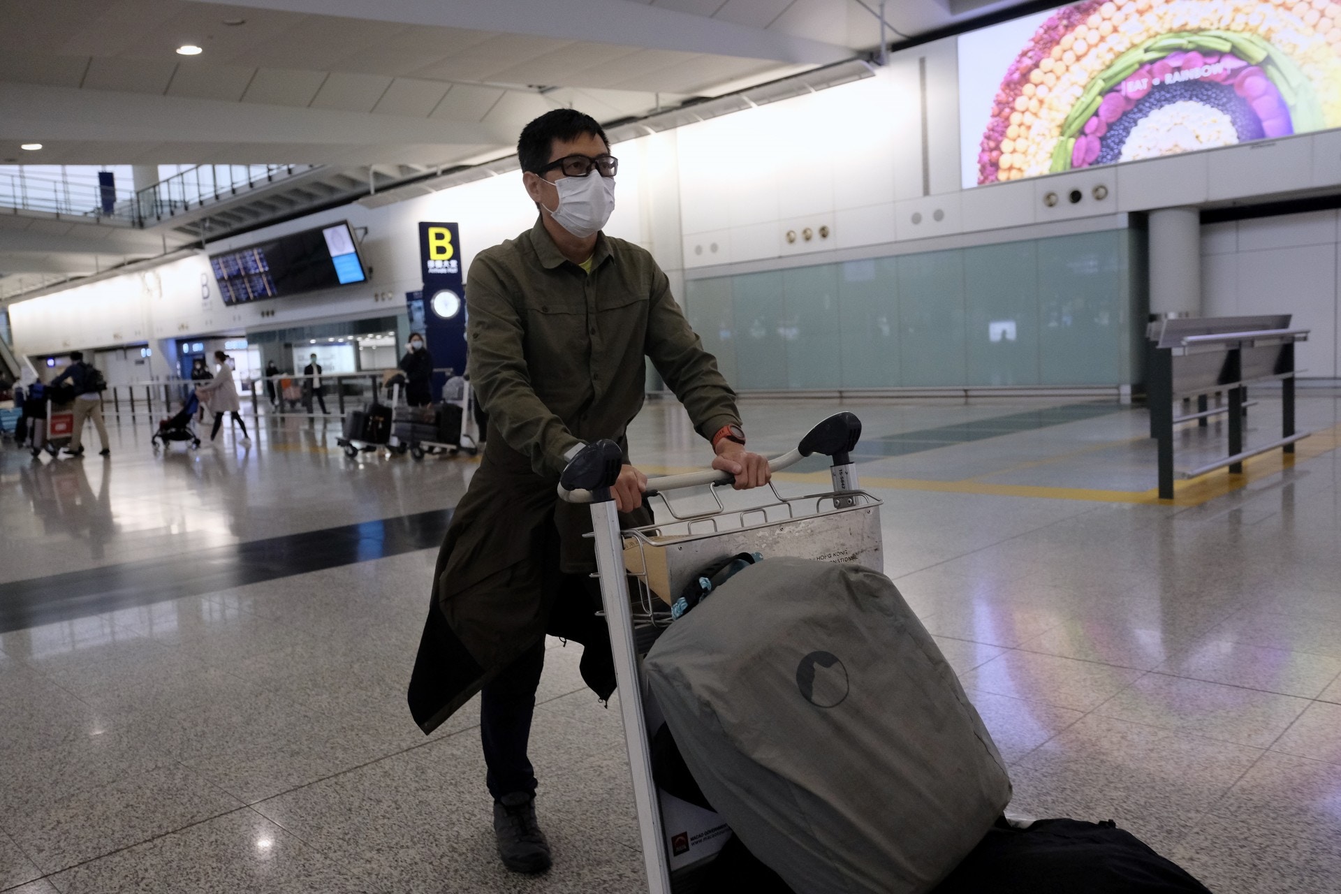 50多歲的王先生指，當地封關後每日食宿都在酒店，返港感到開心。（歐嘉樂攝）