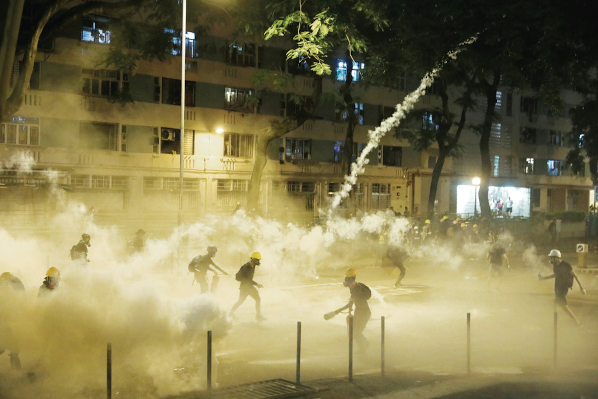 2019年8月5日,全港三罷,多區衝突,警方在沙田施放大量催淚彈。(盧翊銘攝) 2019年8月5日,全港三罷,多區衝突,警方在沙田施放大量催淚彈。(盧翊銘攝)