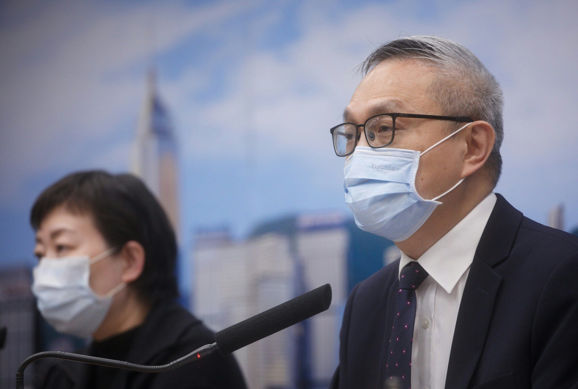 徐德義今日(3日)表示,雖同住家人獲豁免,但提醒市民拜祭要三思,要考慮可否延遲拜祭。(余俊亮攝) 徐德義今日(3日)表示,雖同住家人獲豁免,但提醒市民拜祭要三思,要考慮可否延遲拜祭。(余俊亮攝)