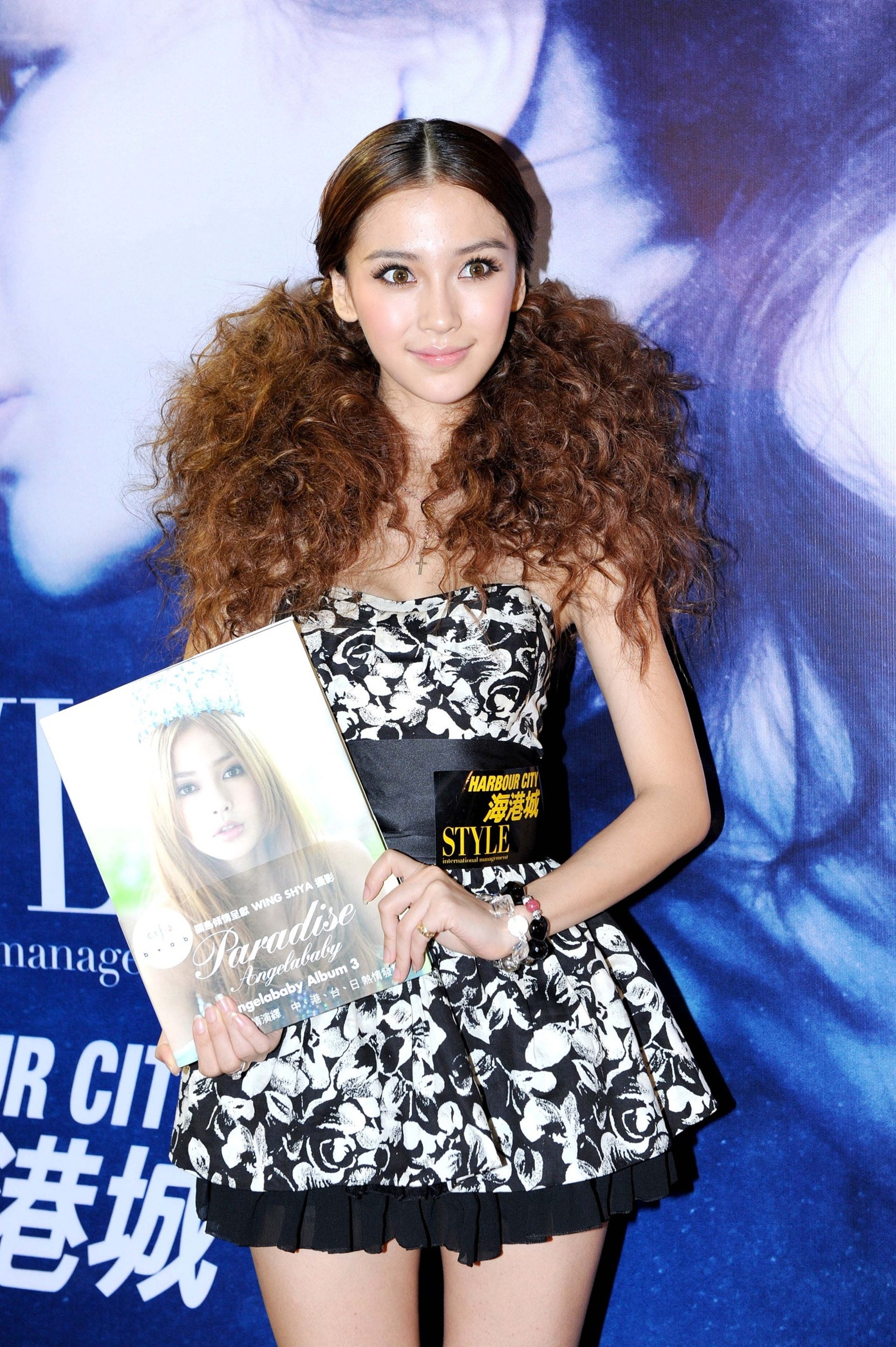 2010年Angelababy 為她的第三本寫真《Angelababy Paradise》宣傳。(視覺中國) 2010年Angelababy 為她的第三本寫真《Angelababy Paradise》宣傳。(視覺中國)