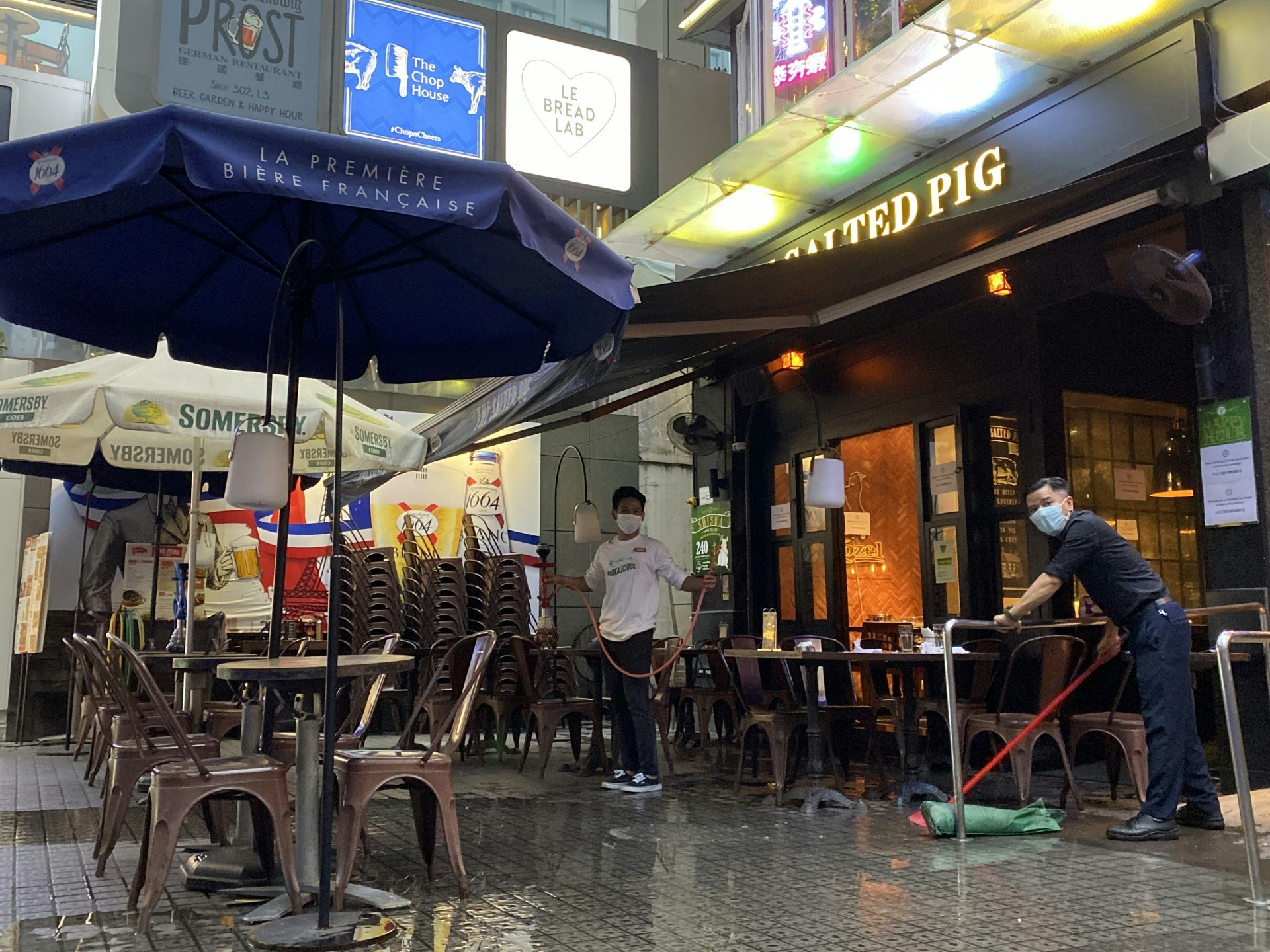 尖沙咀多間酒吧於今日(3日)下午六時前關門停業。(麥凱茵攝) 尖沙咀多間酒吧於今日(3日)下午六時前關門停業。(麥凱茵攝)