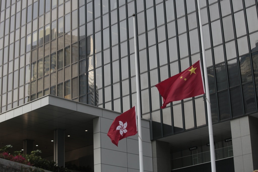 新冠肺炎│政府機構明日下半旗致哀  林鄭率司局長默哀悼念逝世者