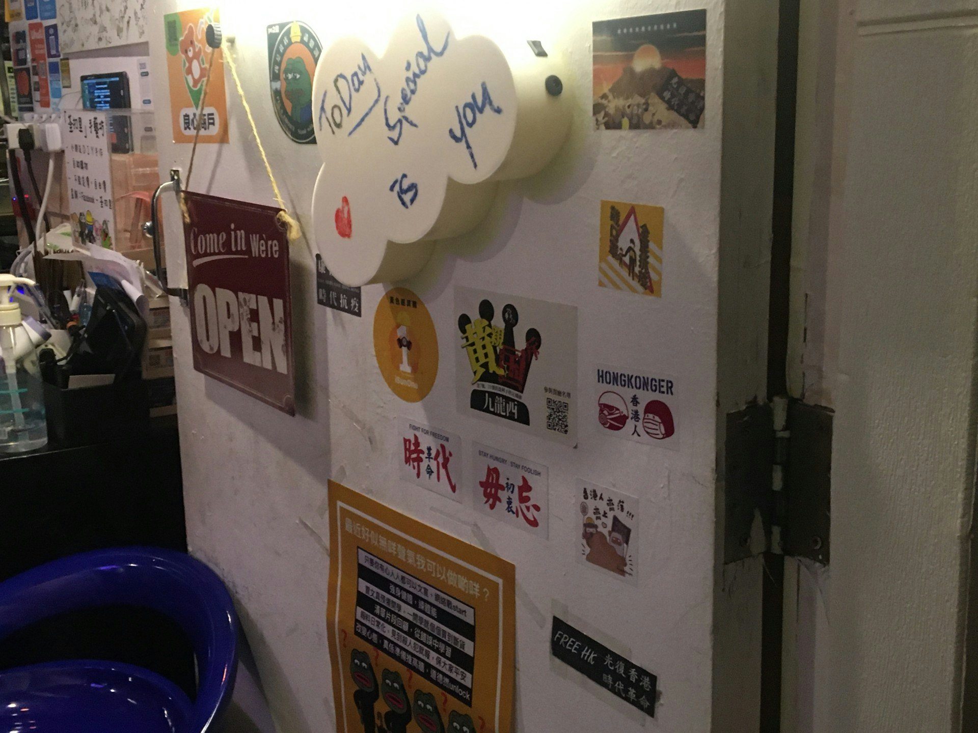 警員到油麻地「Little Fresh Cafe & Bar」巡查。(李恩慈攝) 警員到油麻地「Little Fresh Cafe & Bar」巡查。(李恩慈攝)