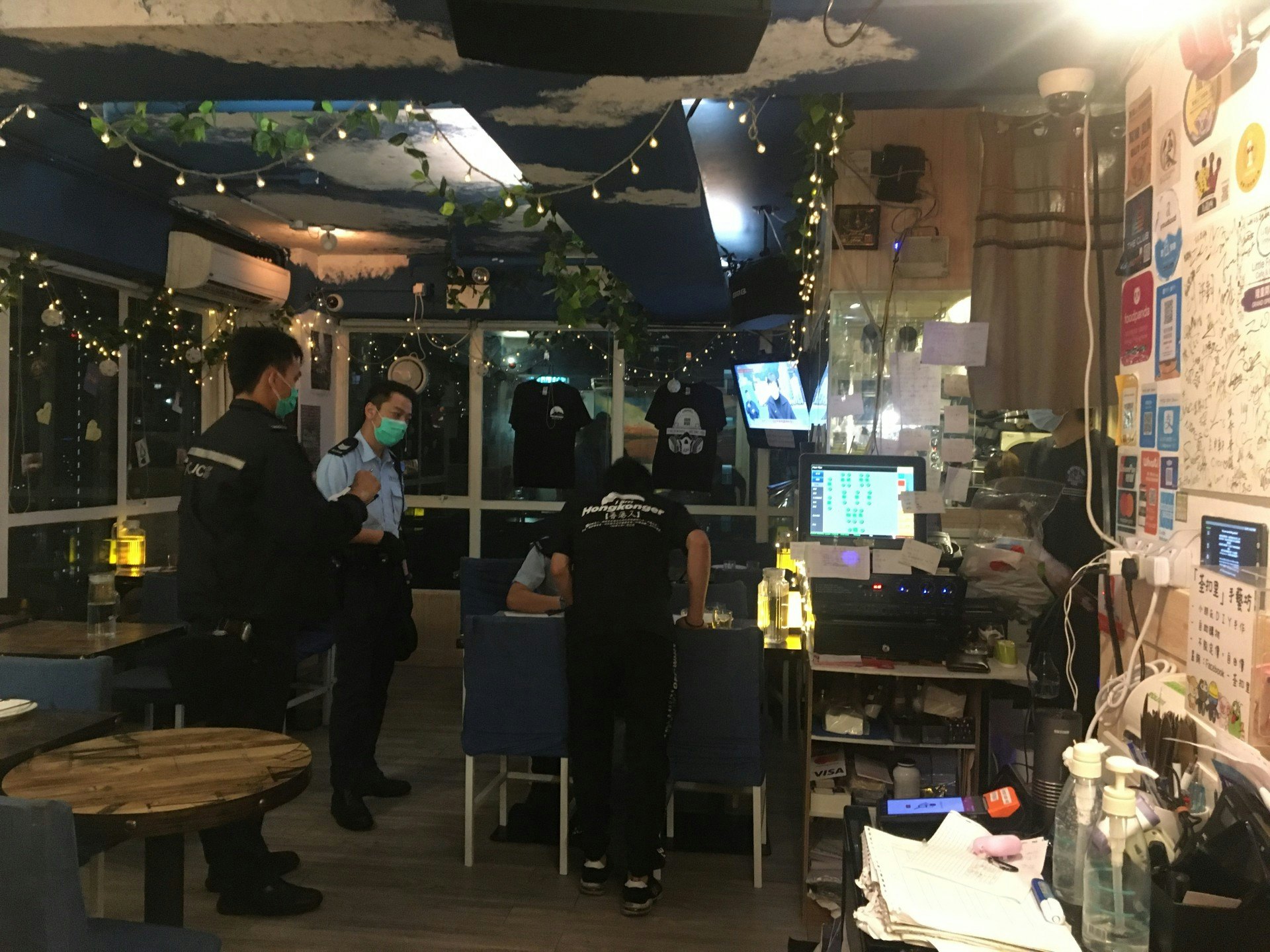 警員到油麻地「Little Fresh Cafe & Bar」巡查。(李恩慈攝) 警員到油麻地「Little Fresh Cafe & Bar」巡查。(李恩慈攝)