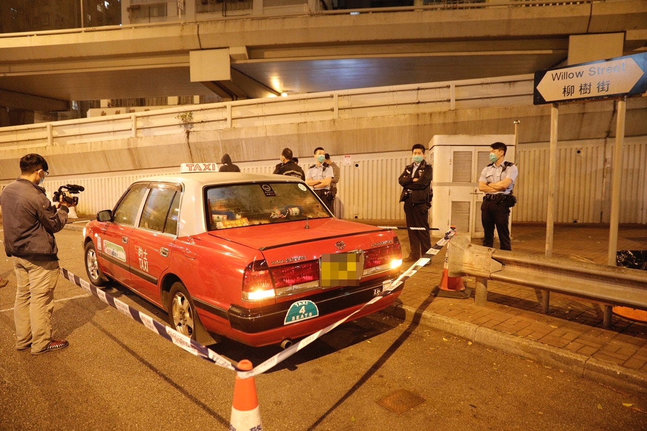 涉事的士在大角咀柳樹街對開遇劫。