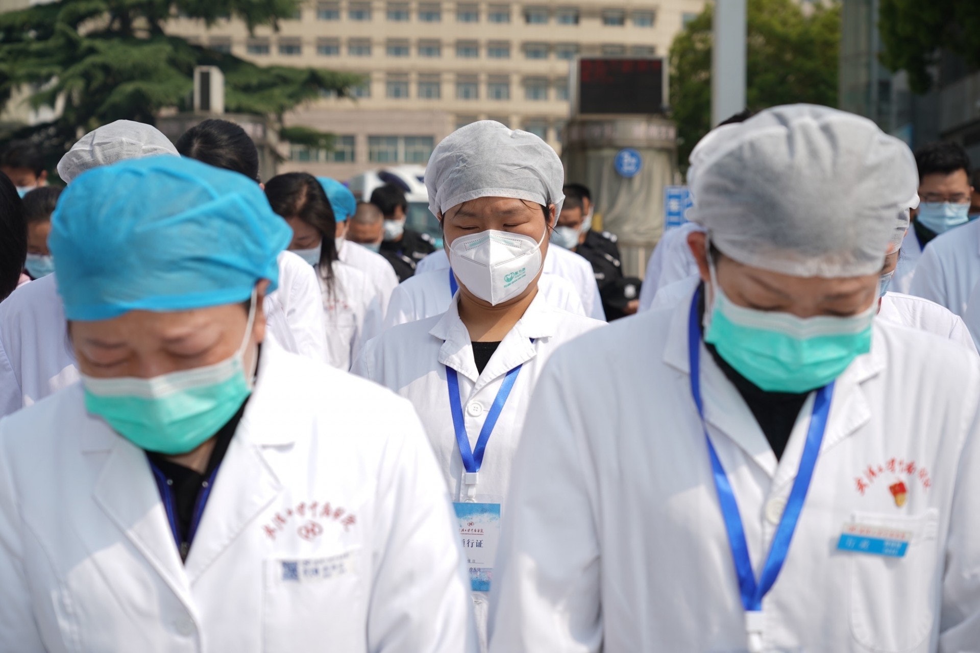 武汉市中南医院医护人员默哀致意。（新华社）