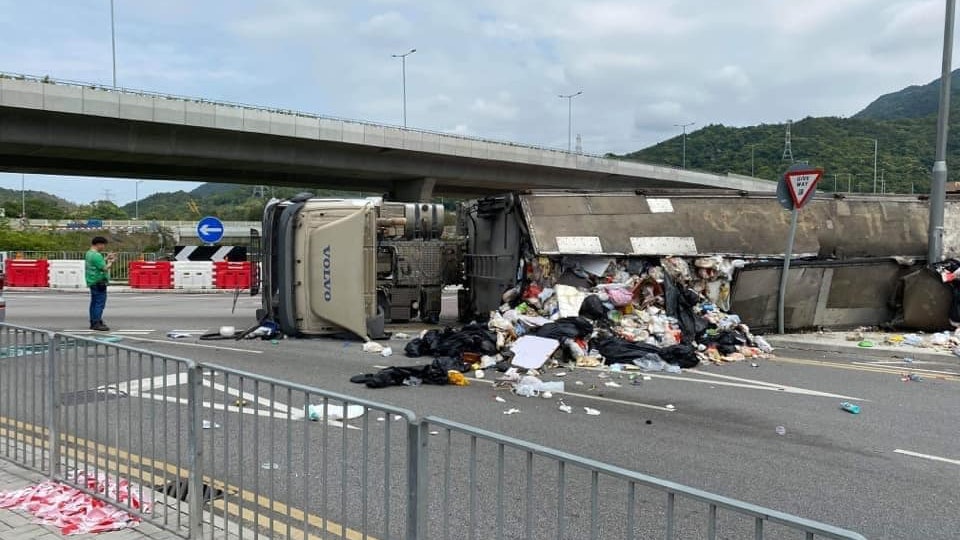 上水垃圾車自炒翻側橫亙行車線垃圾散落一地 香港01 突發