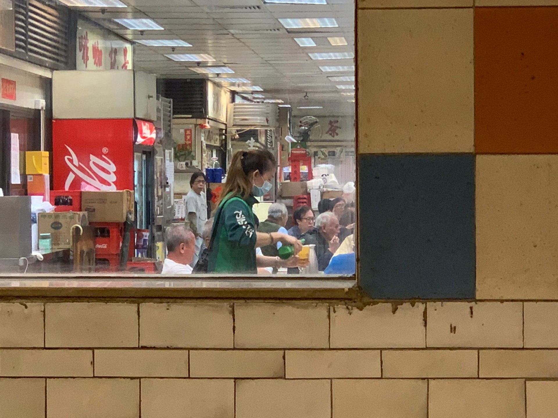 上環市政大廈熟食中心內,《香港01》記者目擊有啤酒女郎為食客開酒。(麥凱茵攝) 上環市政大廈熟食中心內,《香港01》記者目擊有啤酒女郎為食客開酒。(麥凱茵攝)
