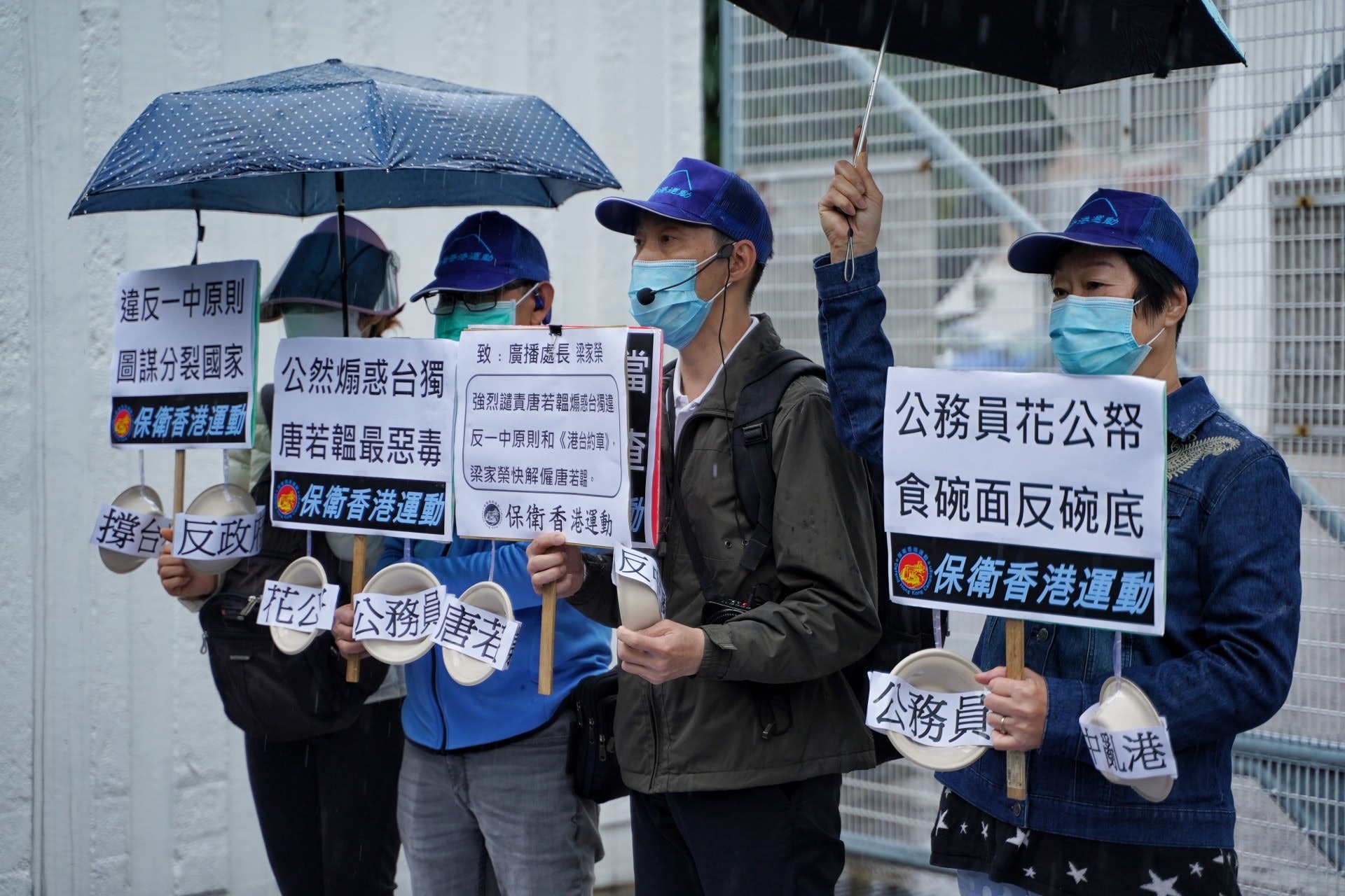 傅振中(右二)指港台在返修例運動期間一直「幫住違法示威者搧風點火,搞到香港雞犬不寧」。(鄭子峰攝) 傅振中(右二)指港台在返修例運動期間一直「幫住違法示威者搧風點火,搞到香港雞犬不寧」。(鄭子峰攝)