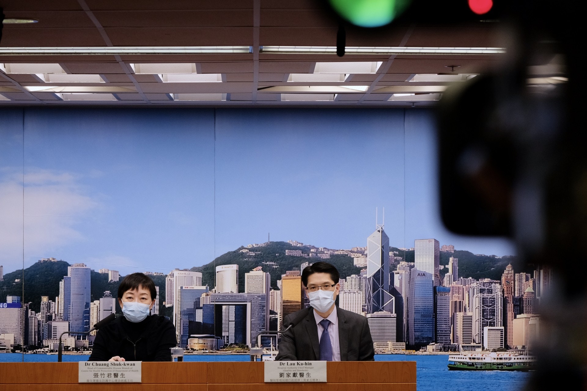 醫院管理局總行政經理劉家獻今日（5日）表示，有約200名醫護及員工曾與確診老翁接觸。（歐嘉樂攝）