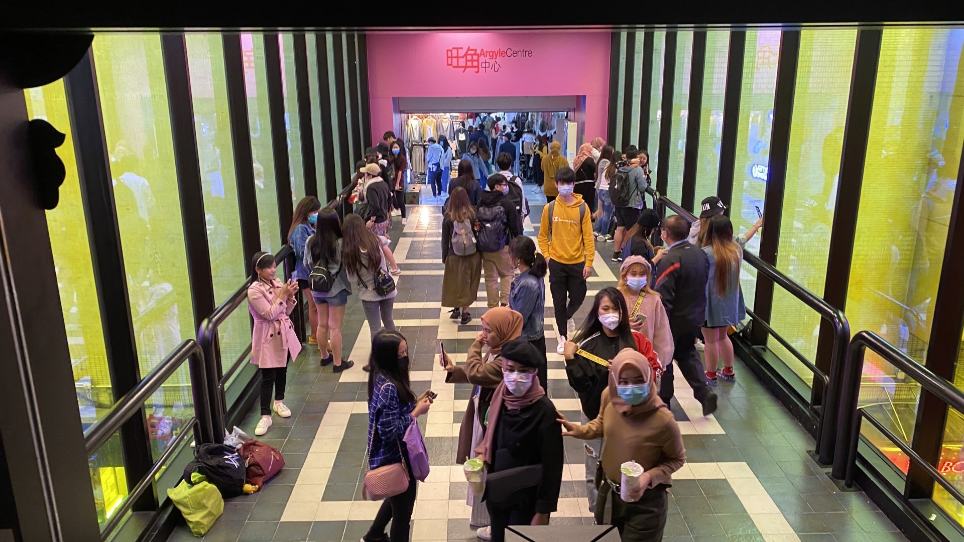 新冠肺炎│限聚令下旺角人頭湧湧 壽星女停十人慶生改孖友人出街 新冠肺炎│限聚令下旺角人頭湧湧 壽星女停十人慶生改孖友人出街