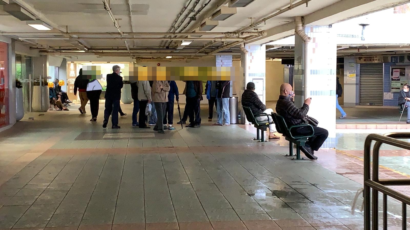 新冠肺炎|警引「限聚令」 沙角邨票控13人 累計發19張告票 新冠肺炎|警引「限聚令」 沙角邨票控13人 累計發19張告票