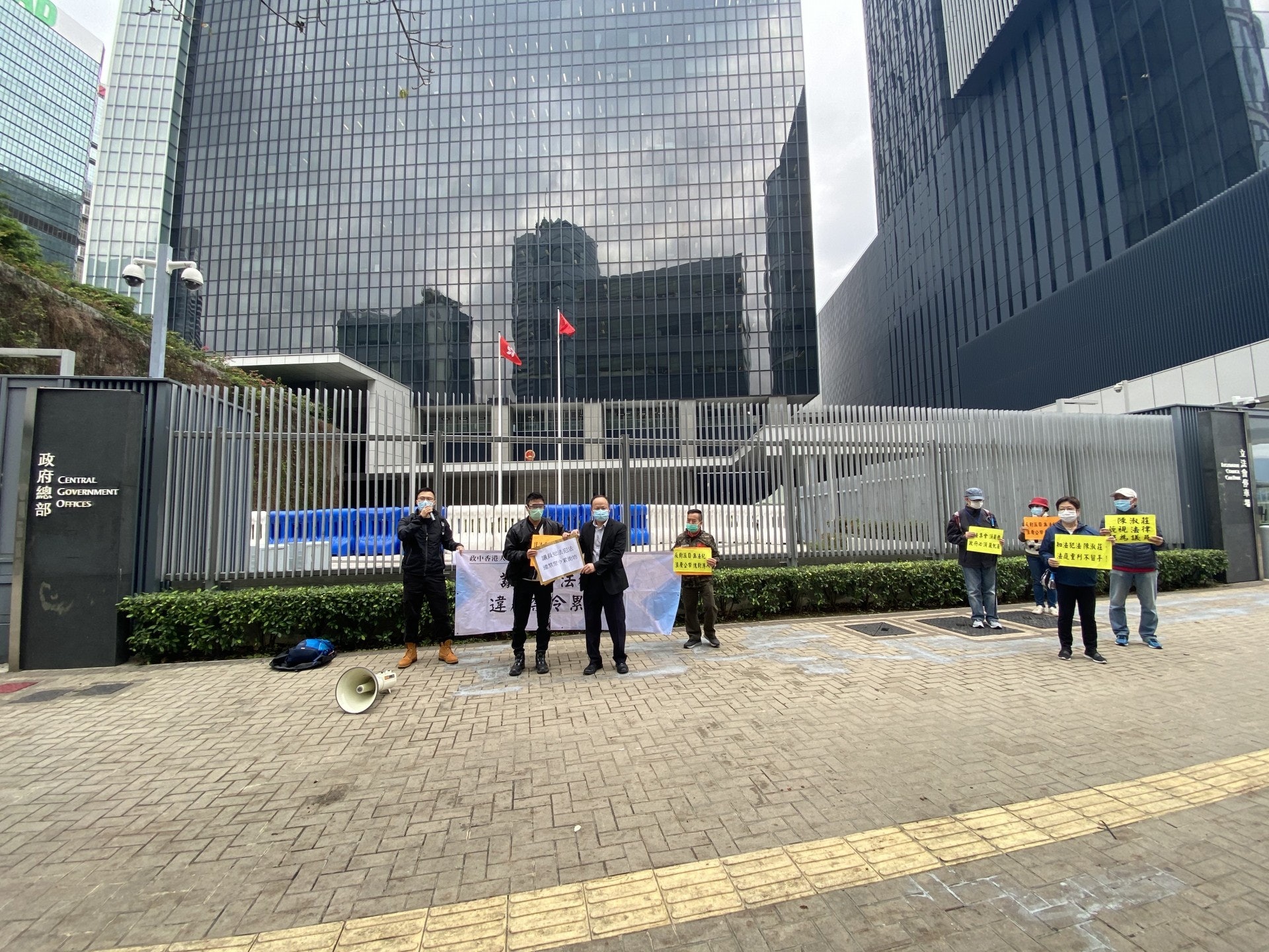 團體今日共8人出席請願活動,4人一組分為兩隊請願,相信亦是為了不違反「限聚令」。(袁澍攝) 團體今日共8人出席請願活動,4人一組分為兩隊請願,相信亦是為了不違反「限聚令」。(袁澍攝)