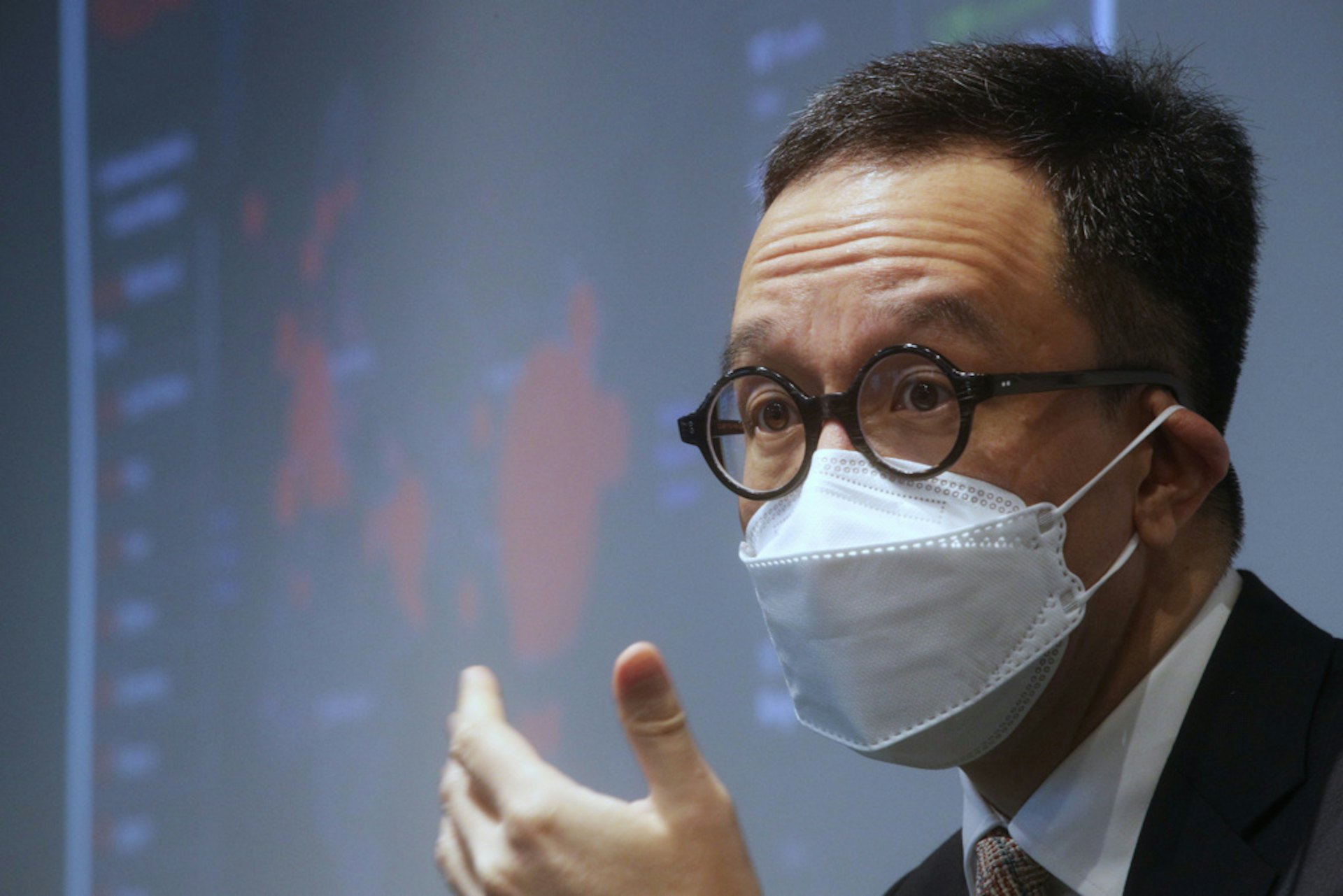 港大醫學院院長梁卓偉提出新建議,認為預防措施要平衡經濟及民生。(資料圖片 / 余俊亮攝) 港大醫學院院長梁卓偉提出新建議,認為預防措施要平衡經濟及民生。(資料圖片 / 余俊亮攝)