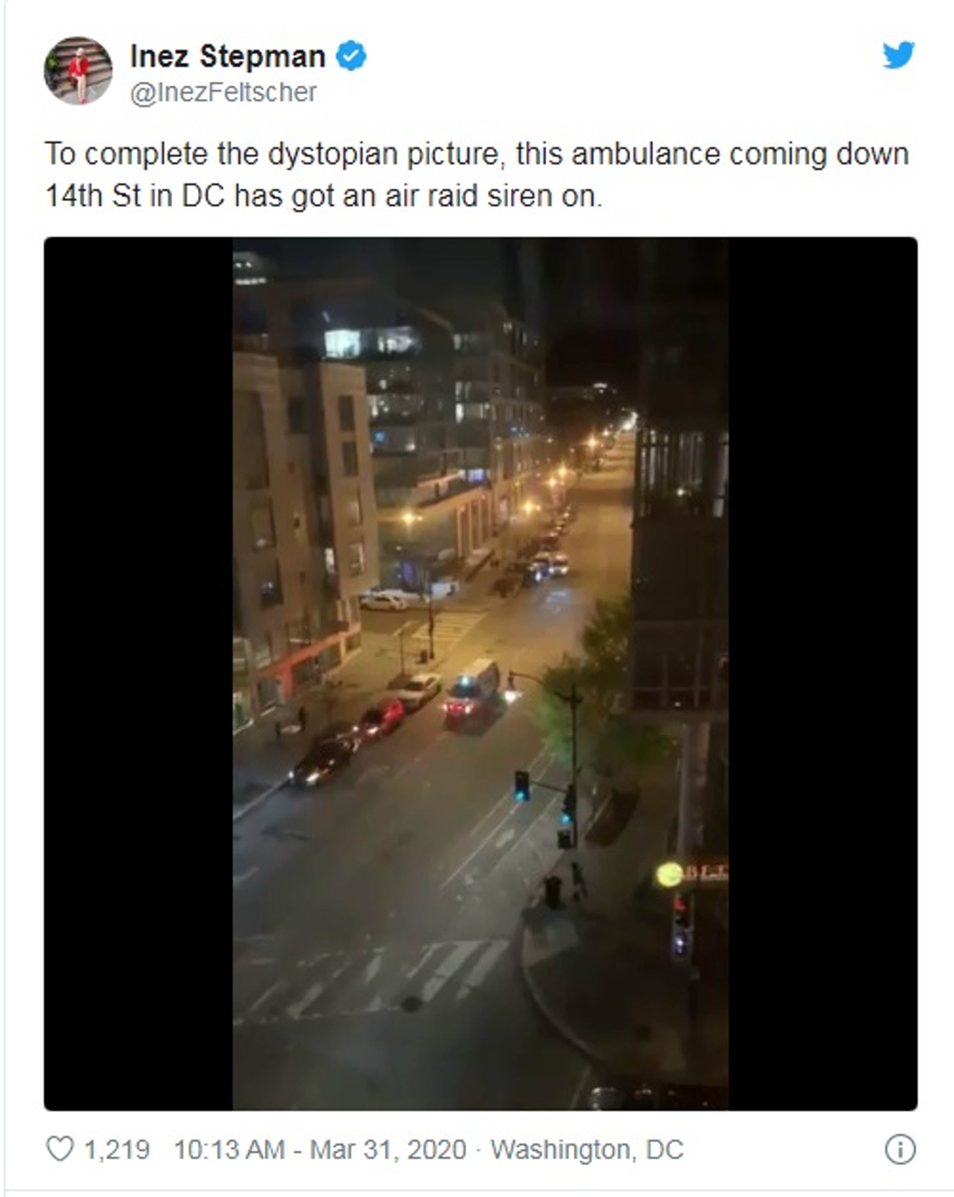 在上月,有民眾影到有救護車播放《國定殺戮日》中的聲音作為警報。(InezFeltscher Twitter 擷圖) 在上月,有民眾影到有救護車播放《國定殺戮日》中的聲音作為警報。(InezFeltscher Twitter 擷圖)