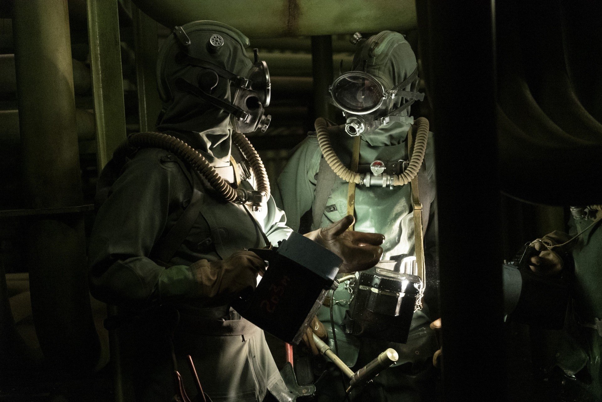 《切爾諾貝爾:傷心的兒童》故事講述切爾諾貝爾核電廠爆炸後,蘇共政權需要派人善後,劇中經常出現這些工作人員穿上輜射防護衣的場景。(HBO《切爾諾貝爾:傷心的兒童》劇照) 《切爾諾貝爾:傷心的兒童》故事講述切爾諾貝爾核電廠爆炸後,蘇共政權需要派人善後,劇中經常出現這些工作人員穿上輜射防護衣的場景。(HBO《切爾諾貝爾:傷心的兒童》劇照)