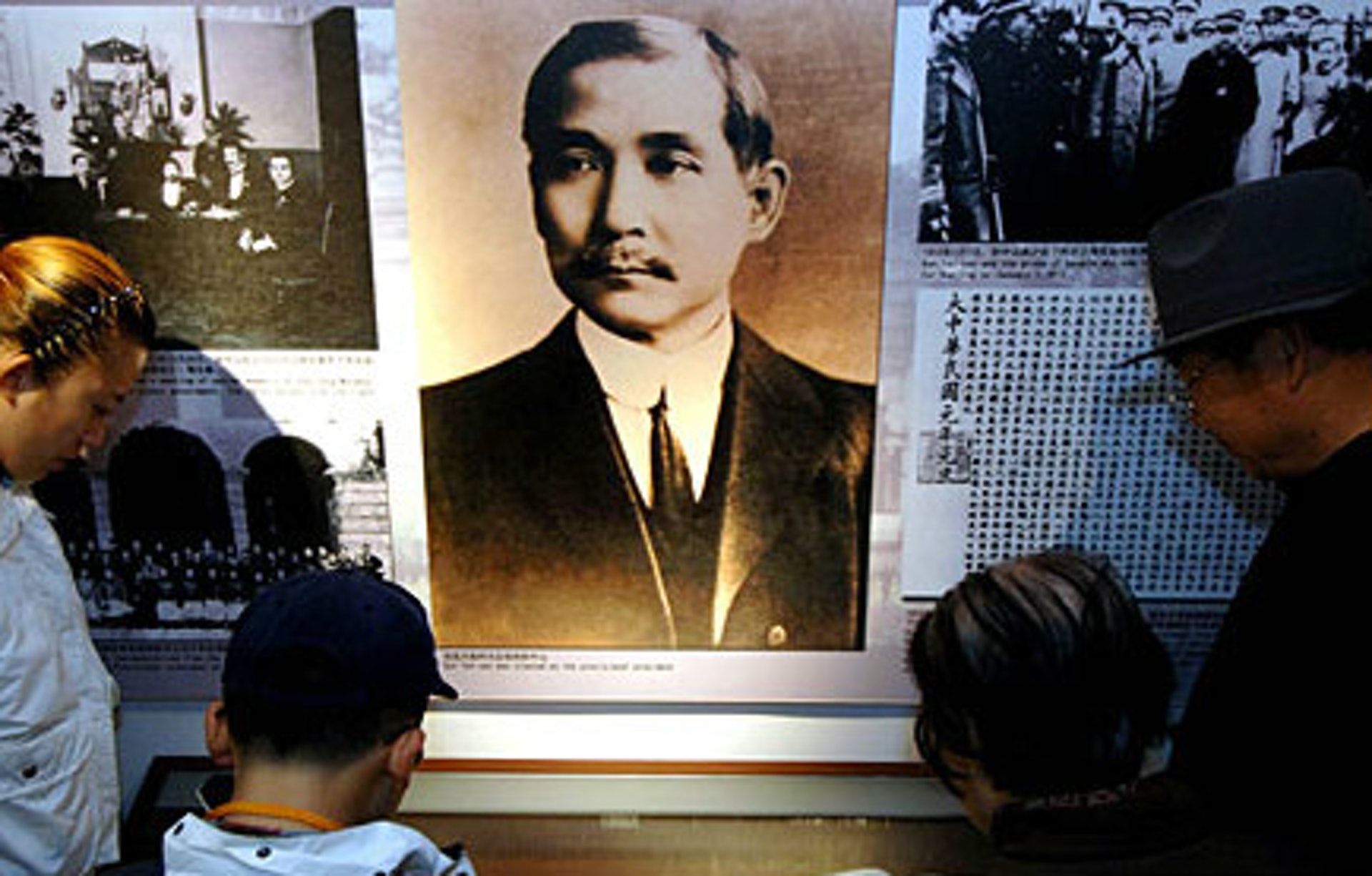 台灣民進黨立委高志鵬提案廢除國父遺像,引起軒然大波。(新華社) 台灣民進黨立委高志鵬提案廢除國父遺像,引起軒然大波。(新華社)