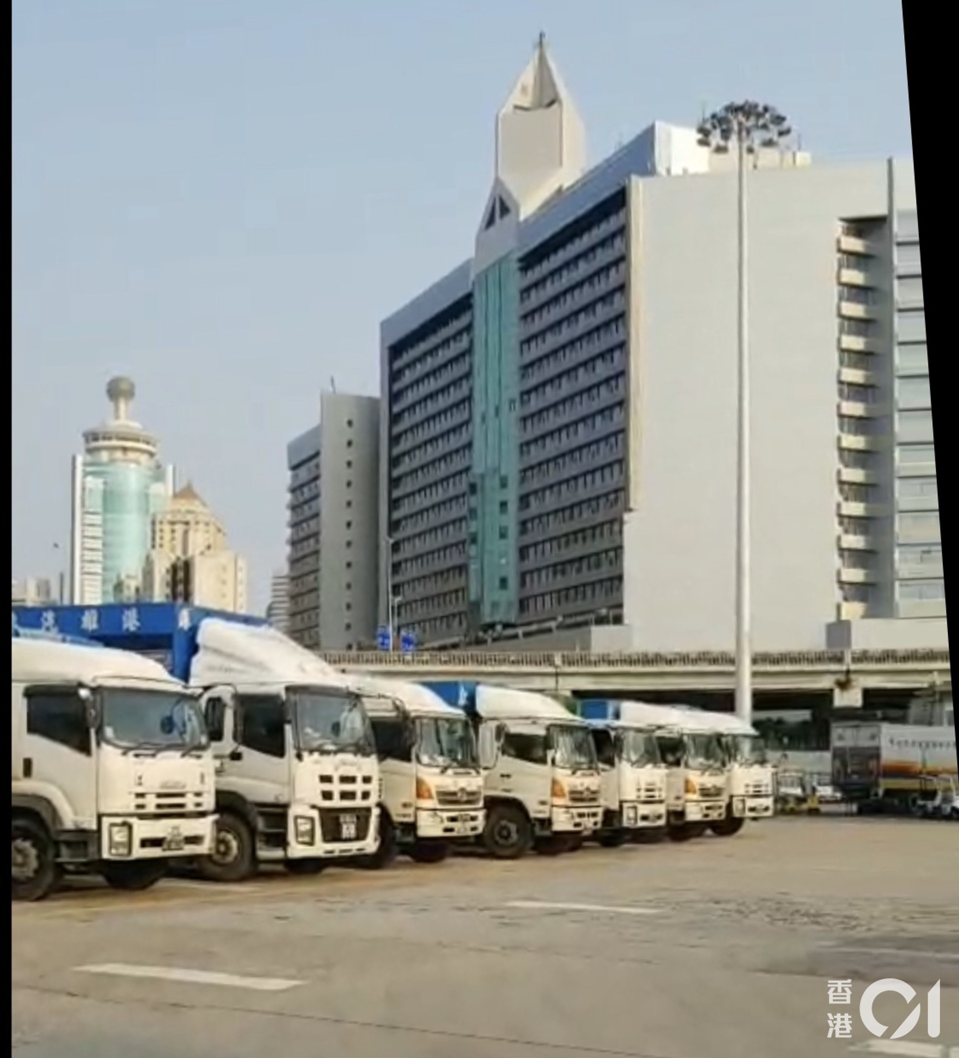 早前多名司機從本港離境後,因未達內地政府新要求,未能入境內地,文錦渡口岸附近出現貨車車龍。(資料圖片/業內人士提供) 早前多名司機從本港離境後,因未達內地政府新要求,未能入境內地,文錦渡口岸附近出現貨車車龍。(資料圖片/業內人士提供)