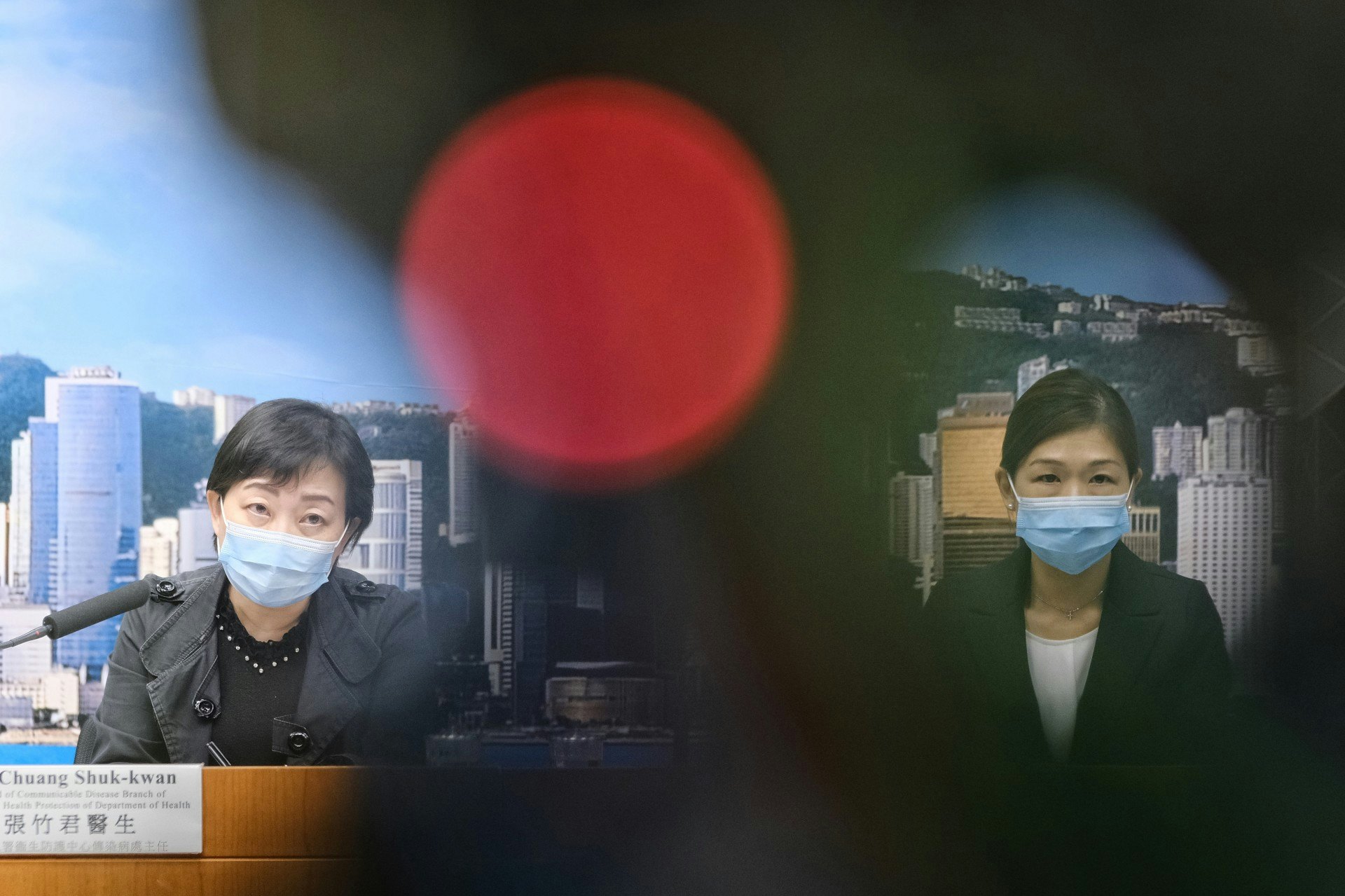 衞生署衞生防護中心傳染病處主任張竹君(左)及醫管局總行政經理(病人安全及風險管理)何婉霞醫生(右)出席記者會。何婉霞今日再被追問46歲男警長病況時,終肯答他沒有長期病患。(羅君豪攝) 衞生署衞生防護中心傳染病處主任張竹君(左)及醫管局總行政經理(病人安全及風險管理)何婉霞醫生(右)出席記者會。何婉霞今日再被追問46歲男警長病況時,終肯答他沒有長期病患。(羅君豪攝)