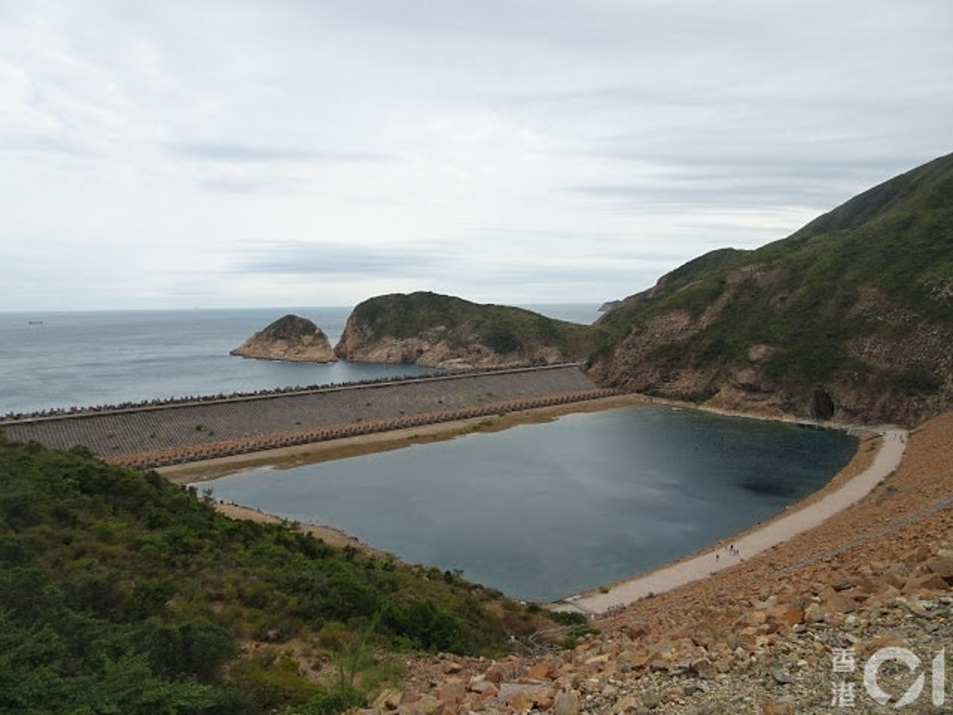 傳媒報道周四萬宜水庫東壩發生一宗致命行山意外,但事發現場其實不在東壩。(資料圖片) 傳媒報道周四萬宜水庫東壩發生一宗致命行山意外,但事發現場其實不在東壩。(資料圖片)