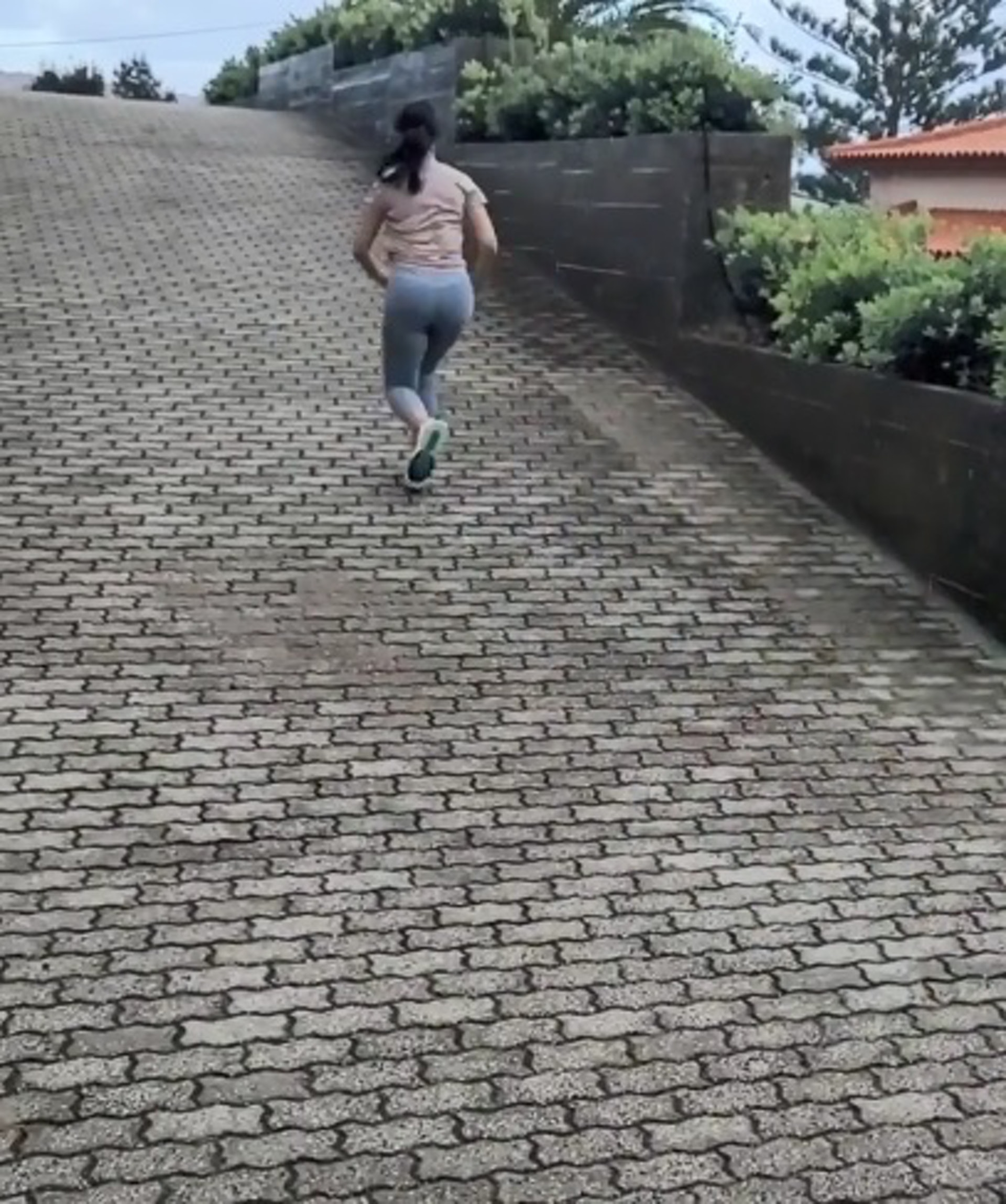 佐真娜奮力衝刺,負責拍攝的C朗不住鼓勵她用盡全力。(Georgina Rodriguez/instagram) 佐真娜奮力衝刺,負責拍攝的C朗不住鼓勵她用盡全力。(Georgina Rodriguez/instagram)