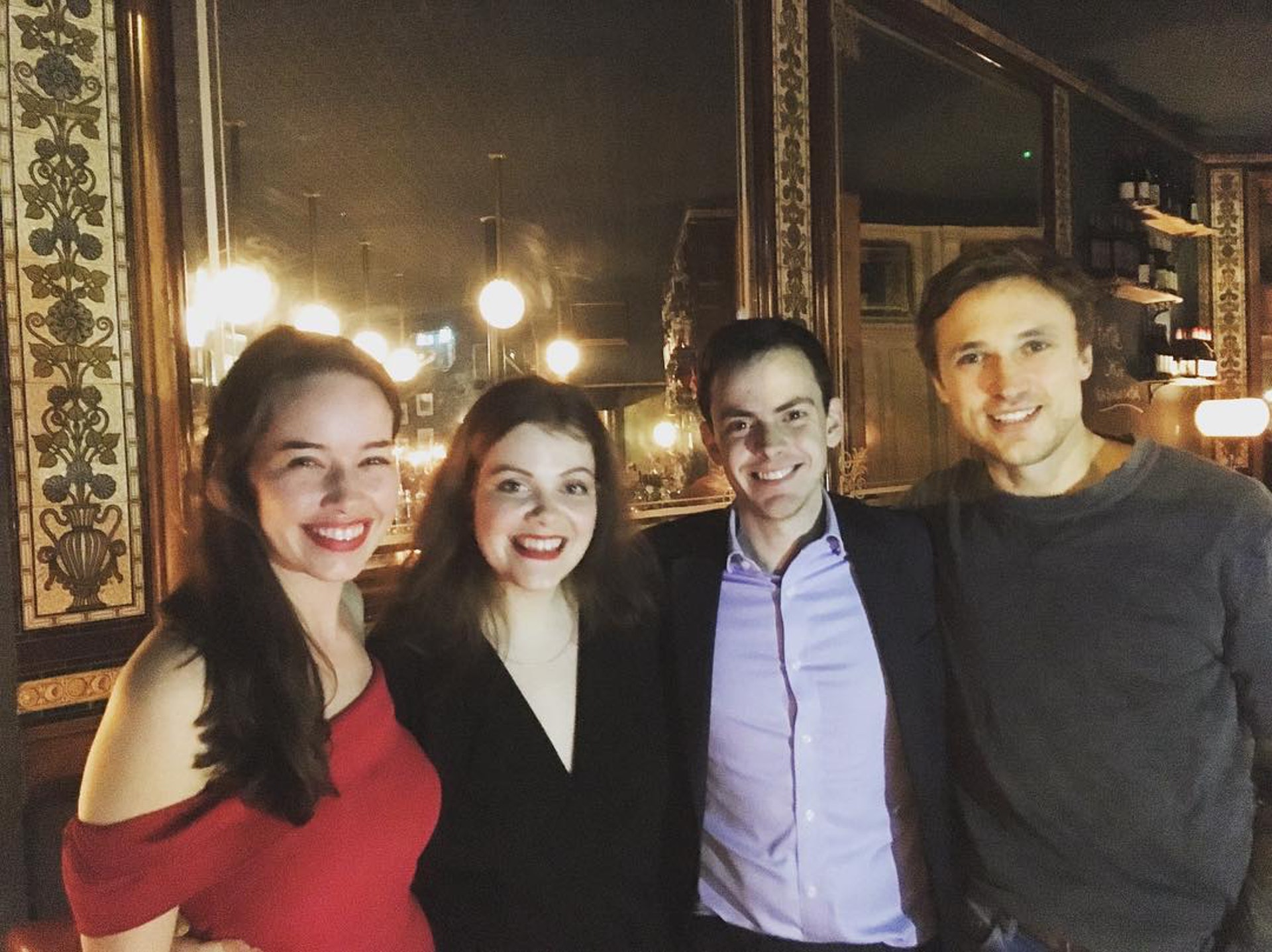 四兄妹在2018年曾聚首一堂，為「二家姐」（左一）慶祝生日。（William Moseley Instagram 圖片）