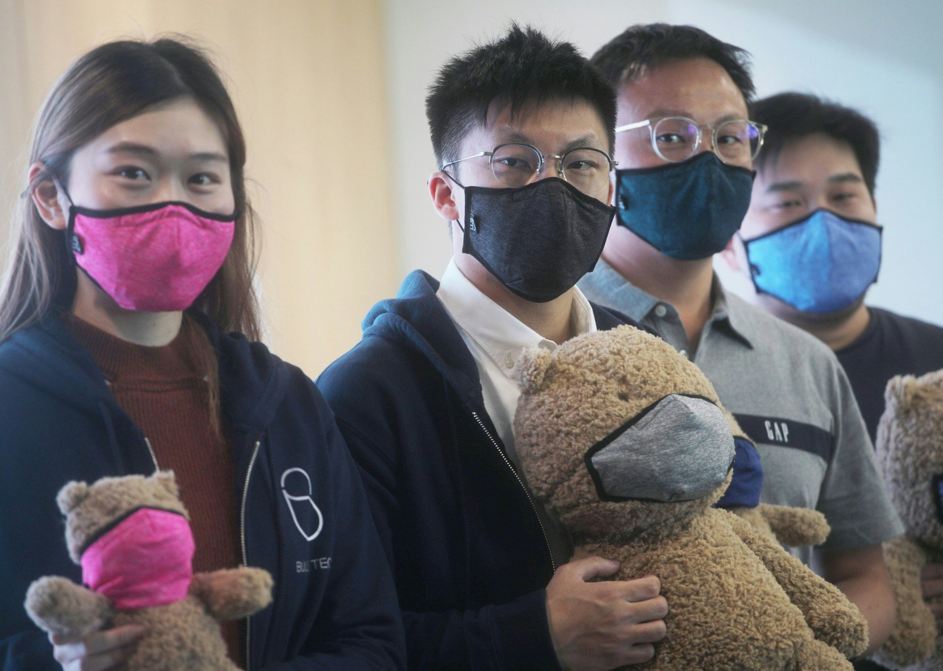 「星之子」陳易希夥拍紡織製衣界港商,研發出一款可重用口罩,即使清洗50次仍可抗菌。(余俊亮攝) 「星之子」陳易希夥拍紡織製衣界港商,研發出一款可重用口罩,即使清洗50次仍可抗菌。(余俊亮攝)